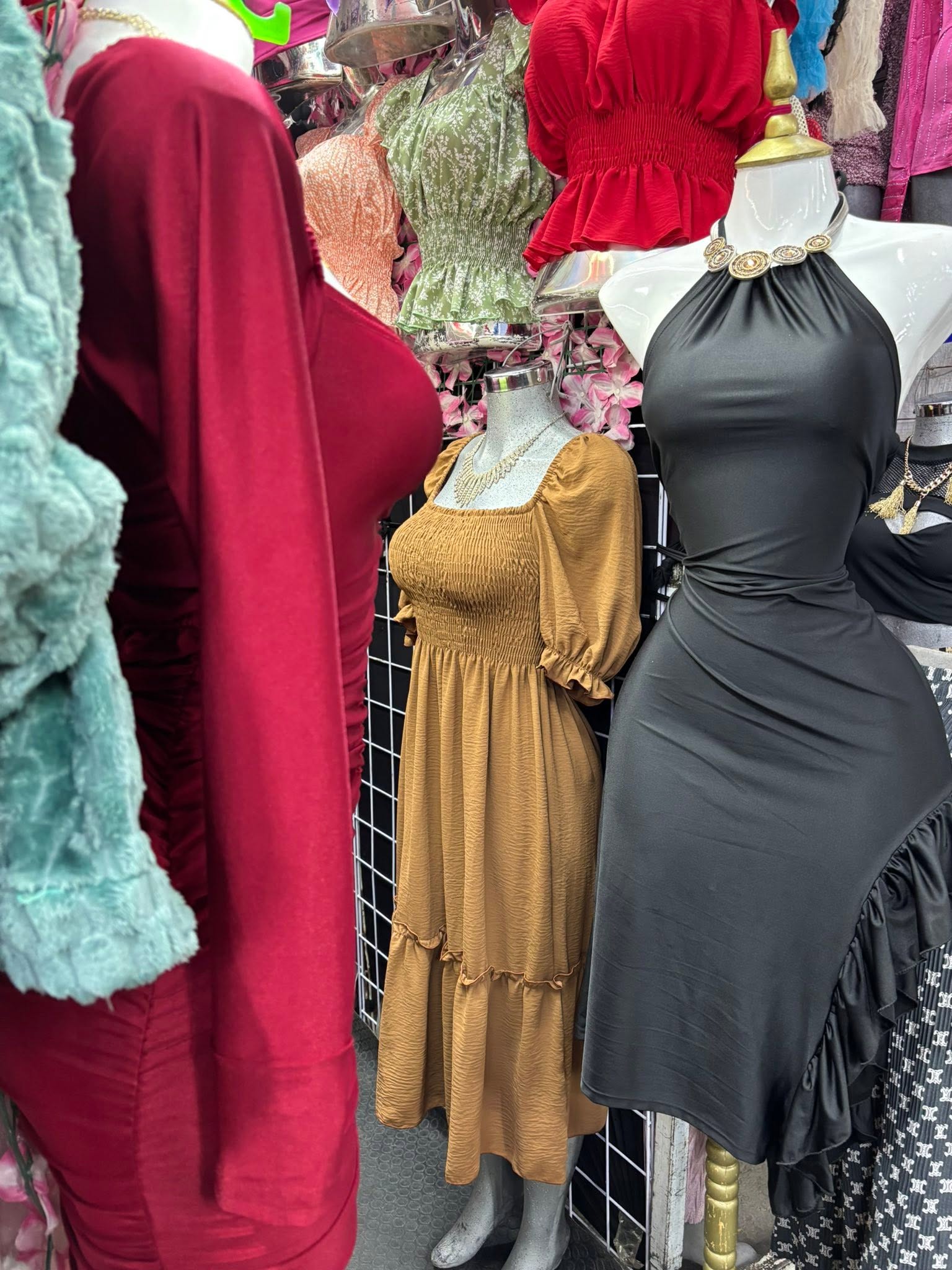 Vestido midi halter con olán asimétrico