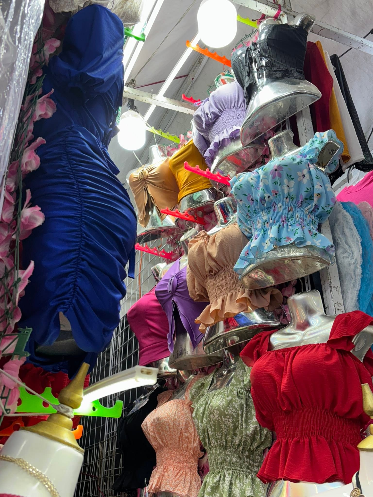 Vestido corto fruncido con manga abullonada y agujetas al frente