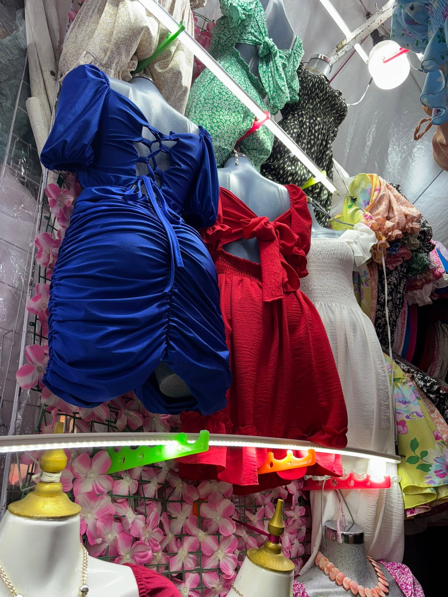Vestido corto fruncido con manga abullonada y agujetas al frente