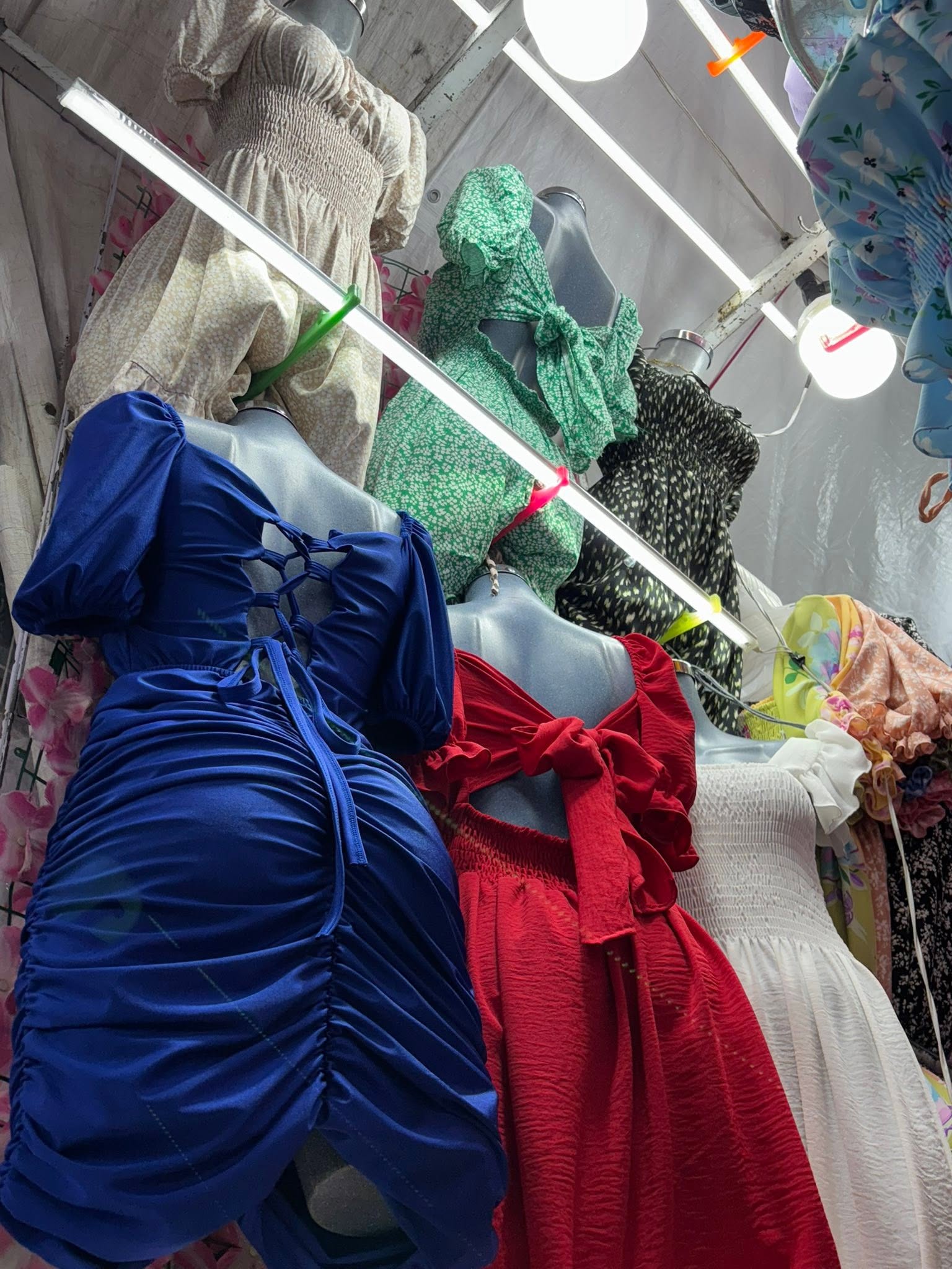 Vestido corto fruncido con manga abullonada y agujetas al frente