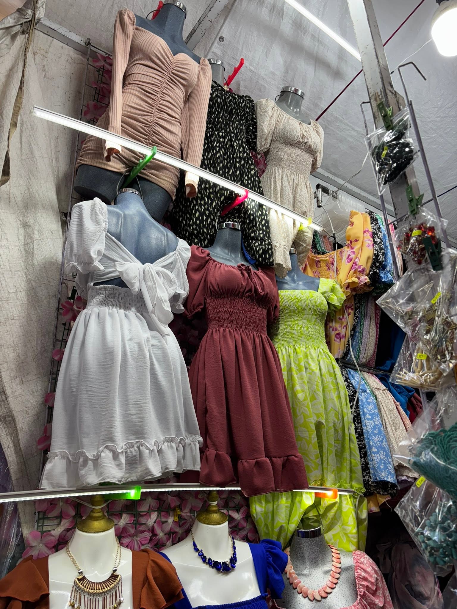 Vestido corto con escote V, moño al frente, manga corta y olanes