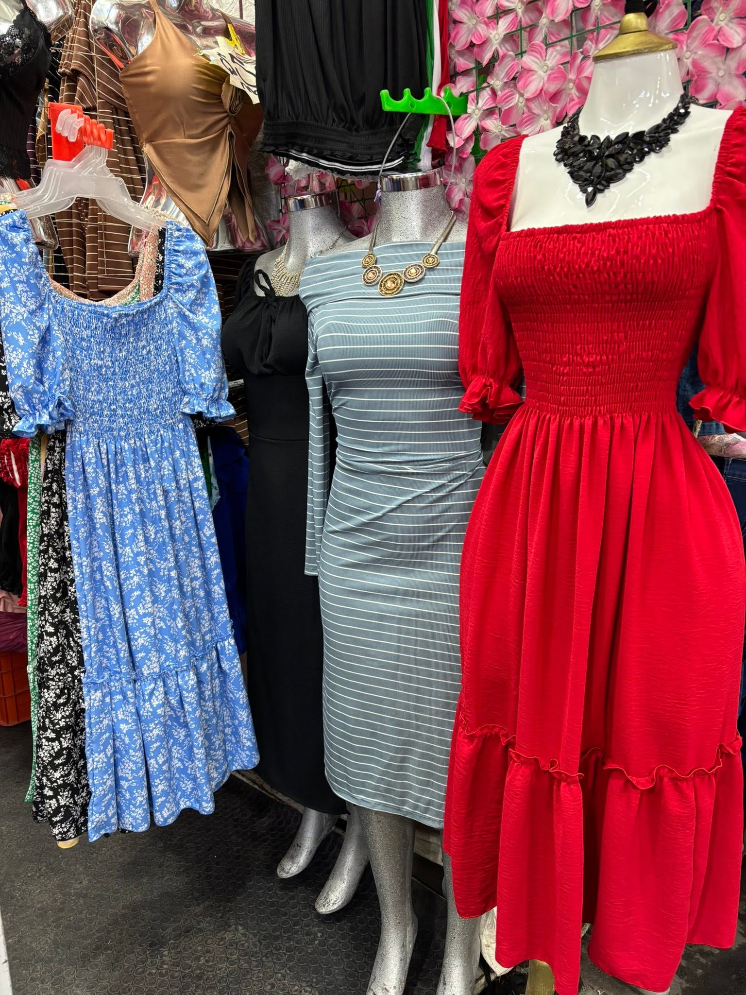 Vestido midi de rayas con tirantes y escote cuadrado