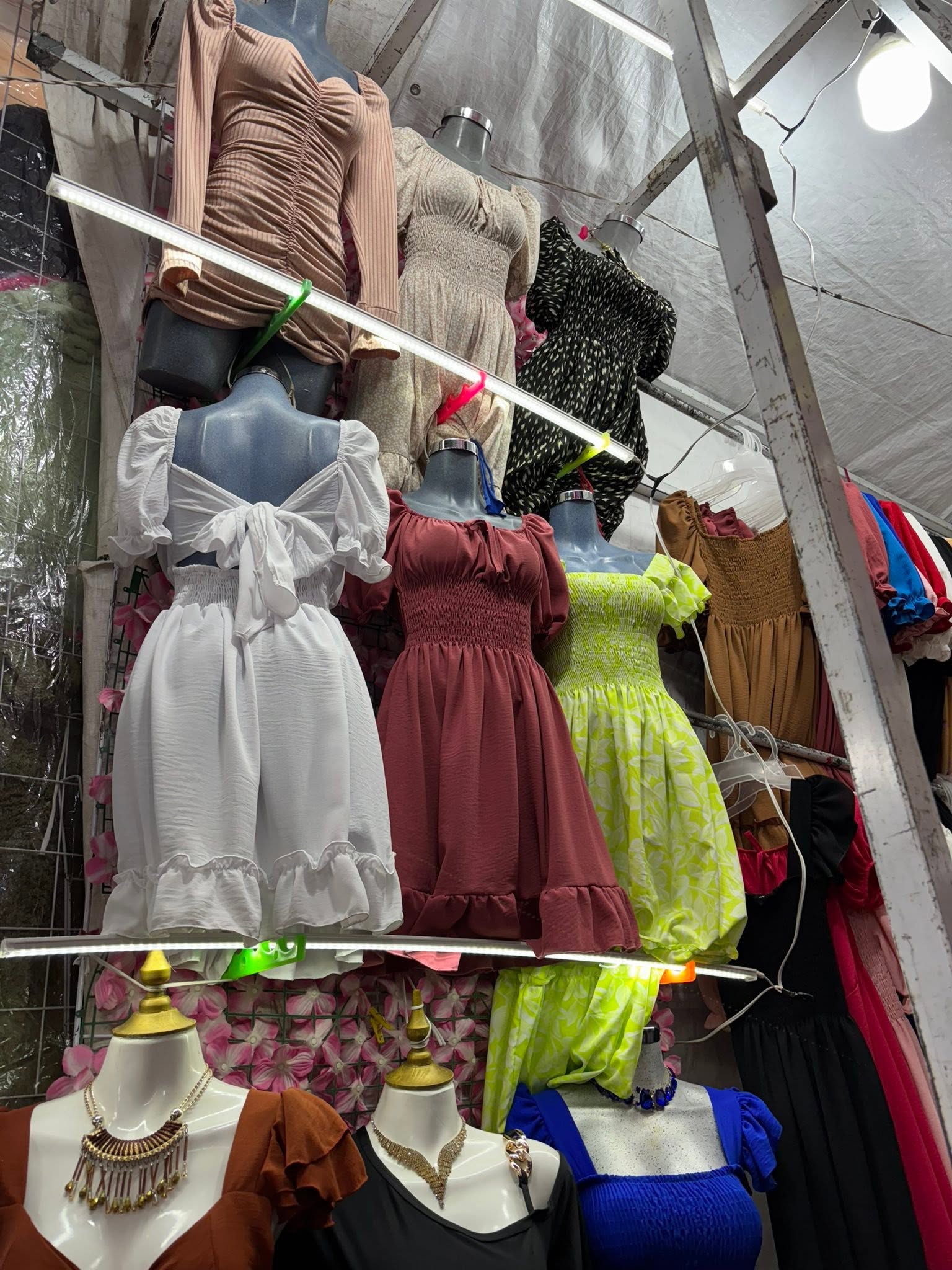Vestido corto con escote V, moño al frente, manga corta y olanes