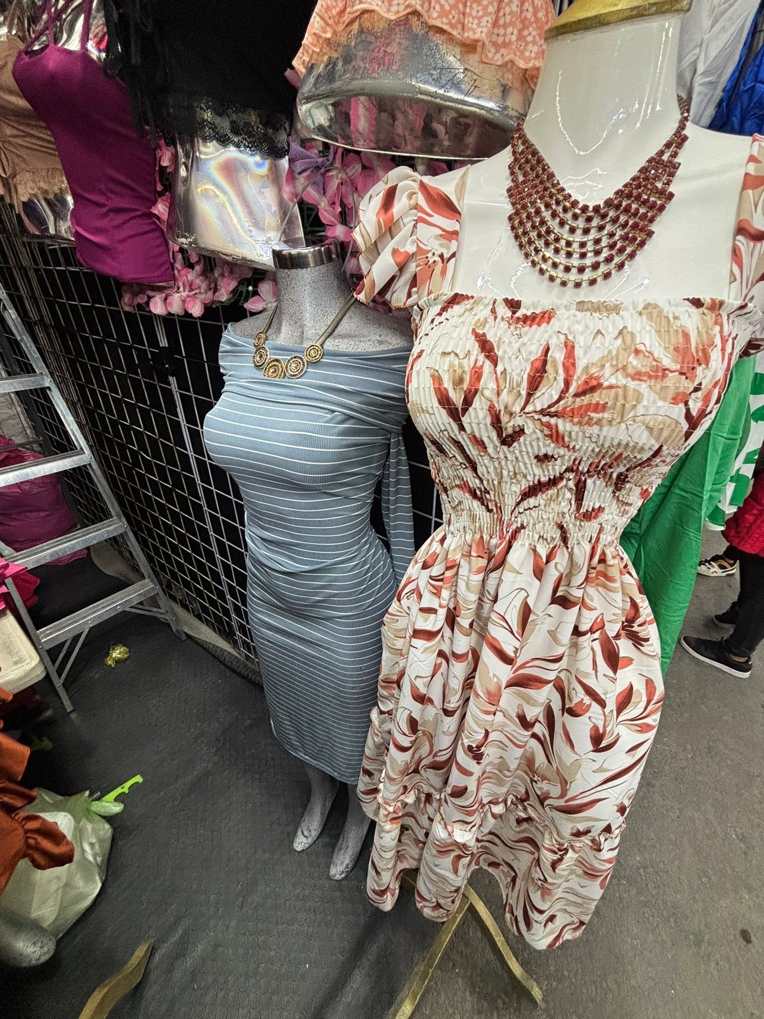 Vestido midi de rayas con tirantes y escote cuadrado