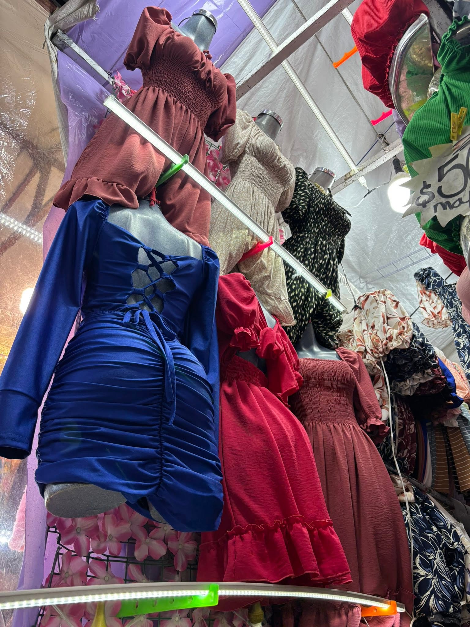 Vestido corto fruncido con manga abullonada y agujetas al frente