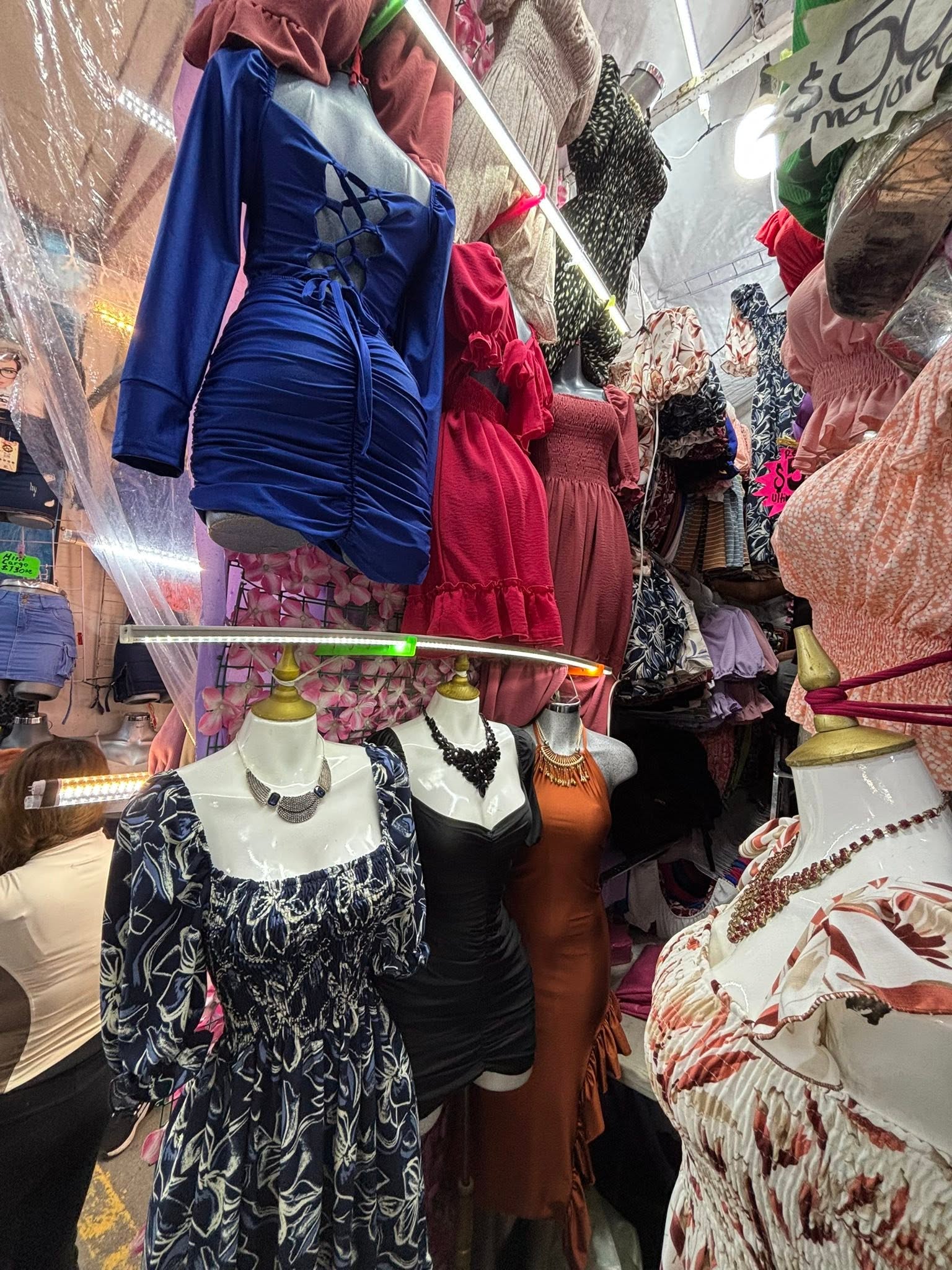 Vestido corto fruncido con manga abullonada y agujetas al frente
