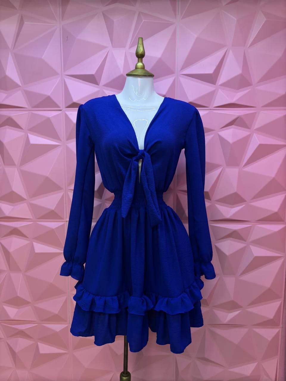 Vestido corto con escote V, moño al frente y olanes
