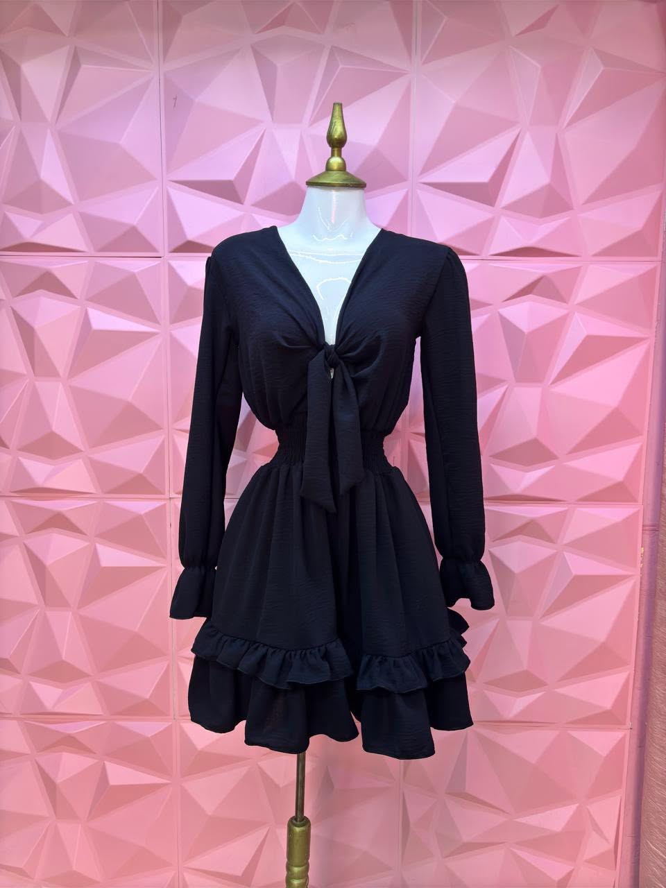 Vestido corto con escote V, moño al frente y olanes