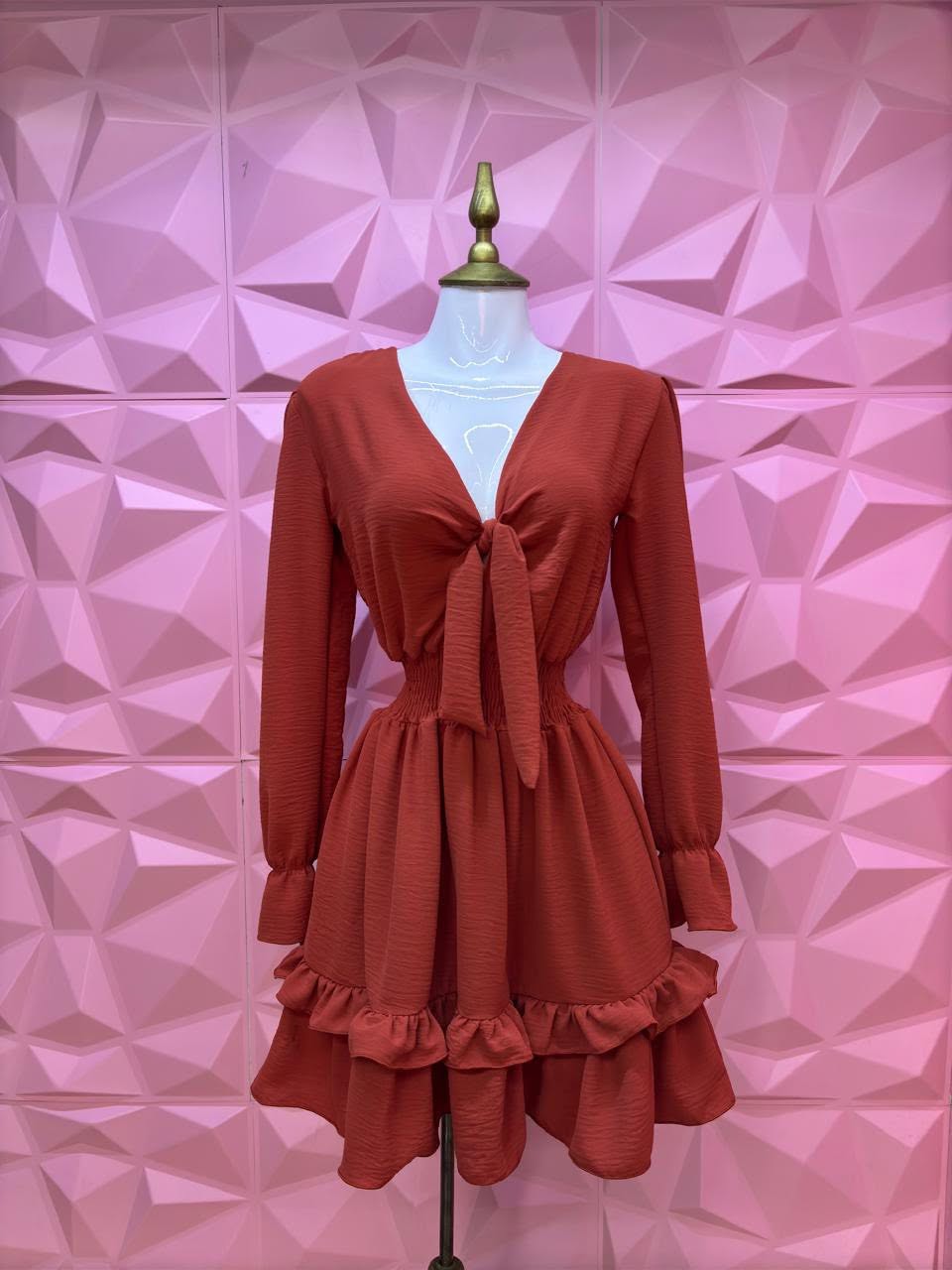 Vestido corto con escote V, moño al frente y olanes