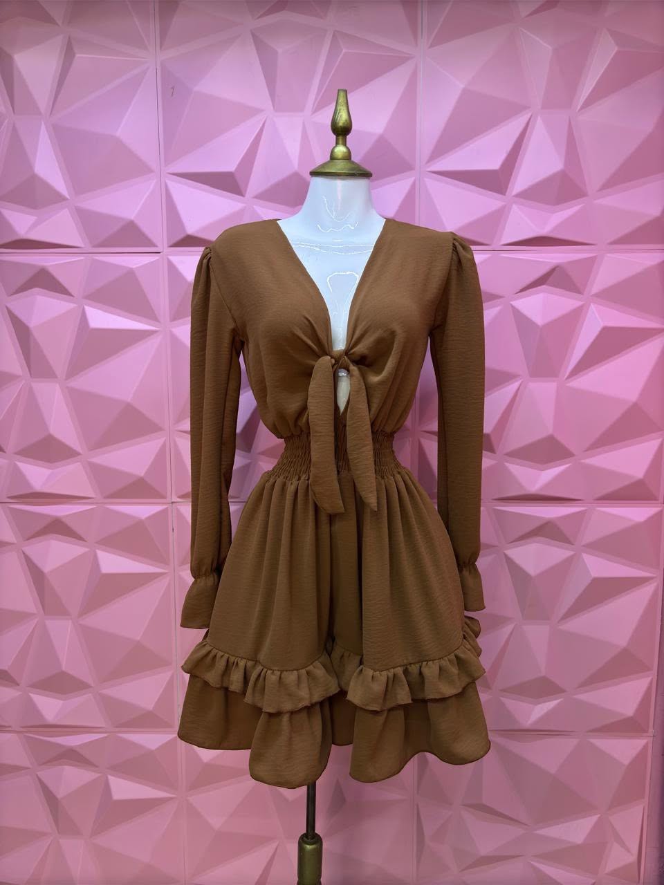 Vestido corto con escote V, moño al frente y olanes