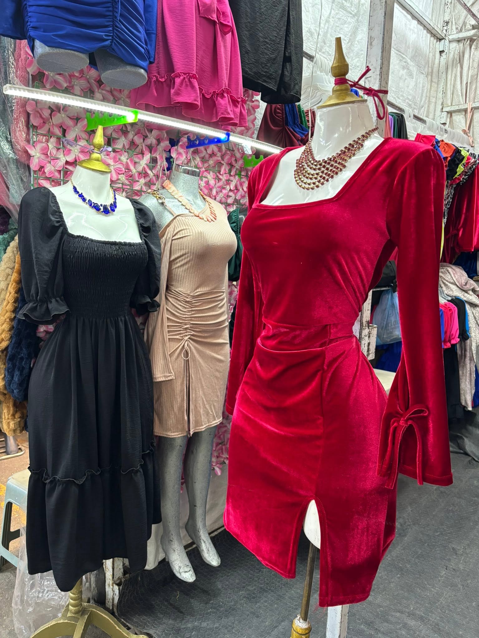 Vestido corto de terciopelo con escote cuadrado, manga larga y abertura
