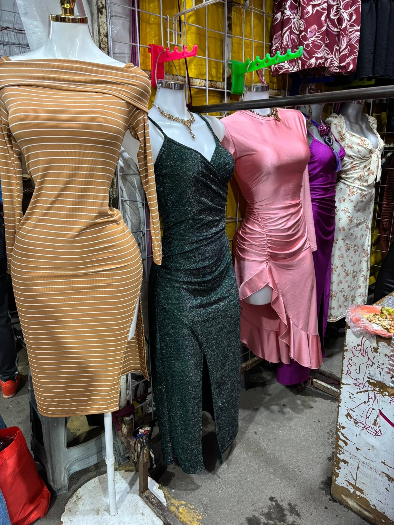 Vestido midi de rayas con hombros descubiertos y manga larga