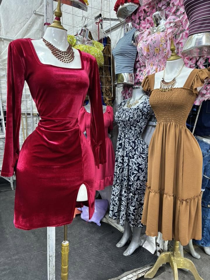 Vestido corto de terciopelo con escote cuadrado, manga larga y abertura