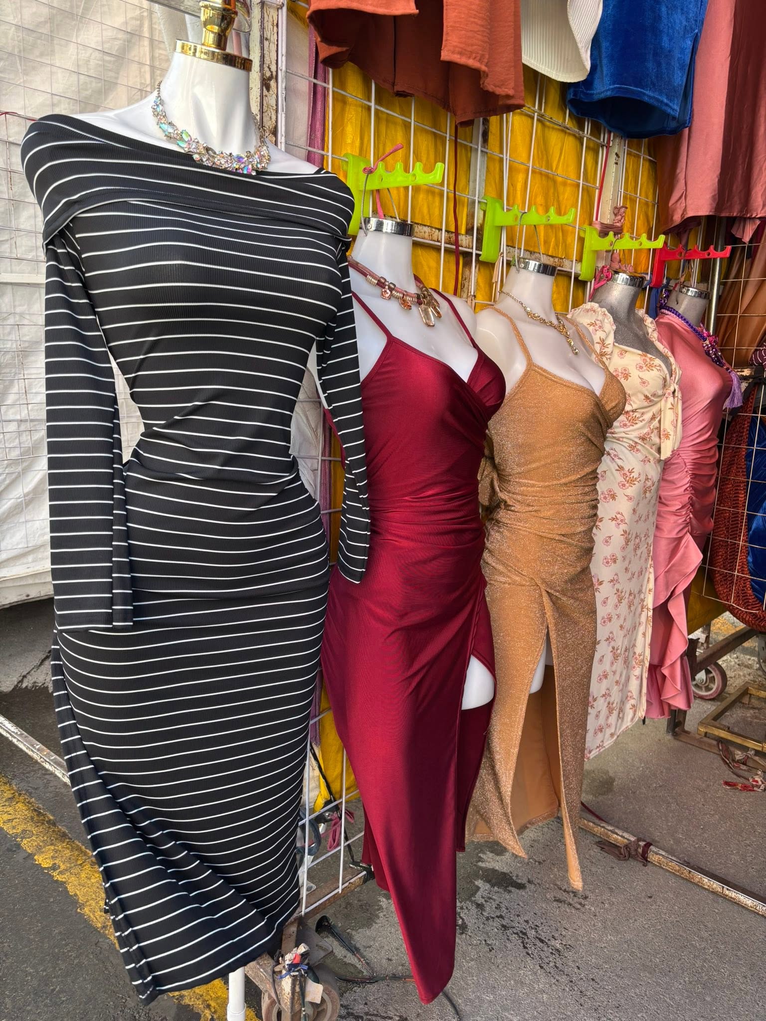Vestido midi de rayas con hombros descubiertos y manga larga