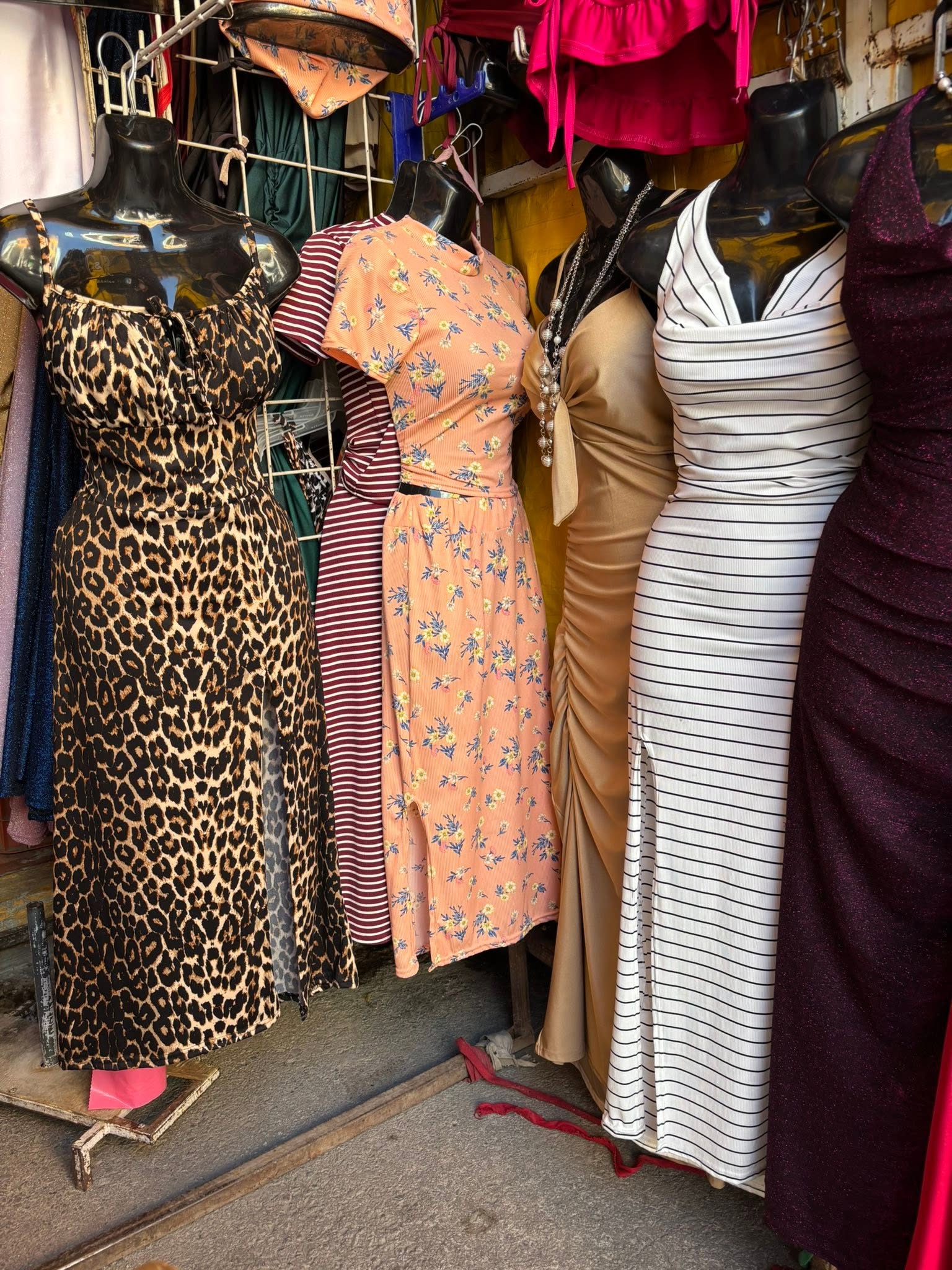 Vestido largo de rayas con tirantes y escote cuadrado