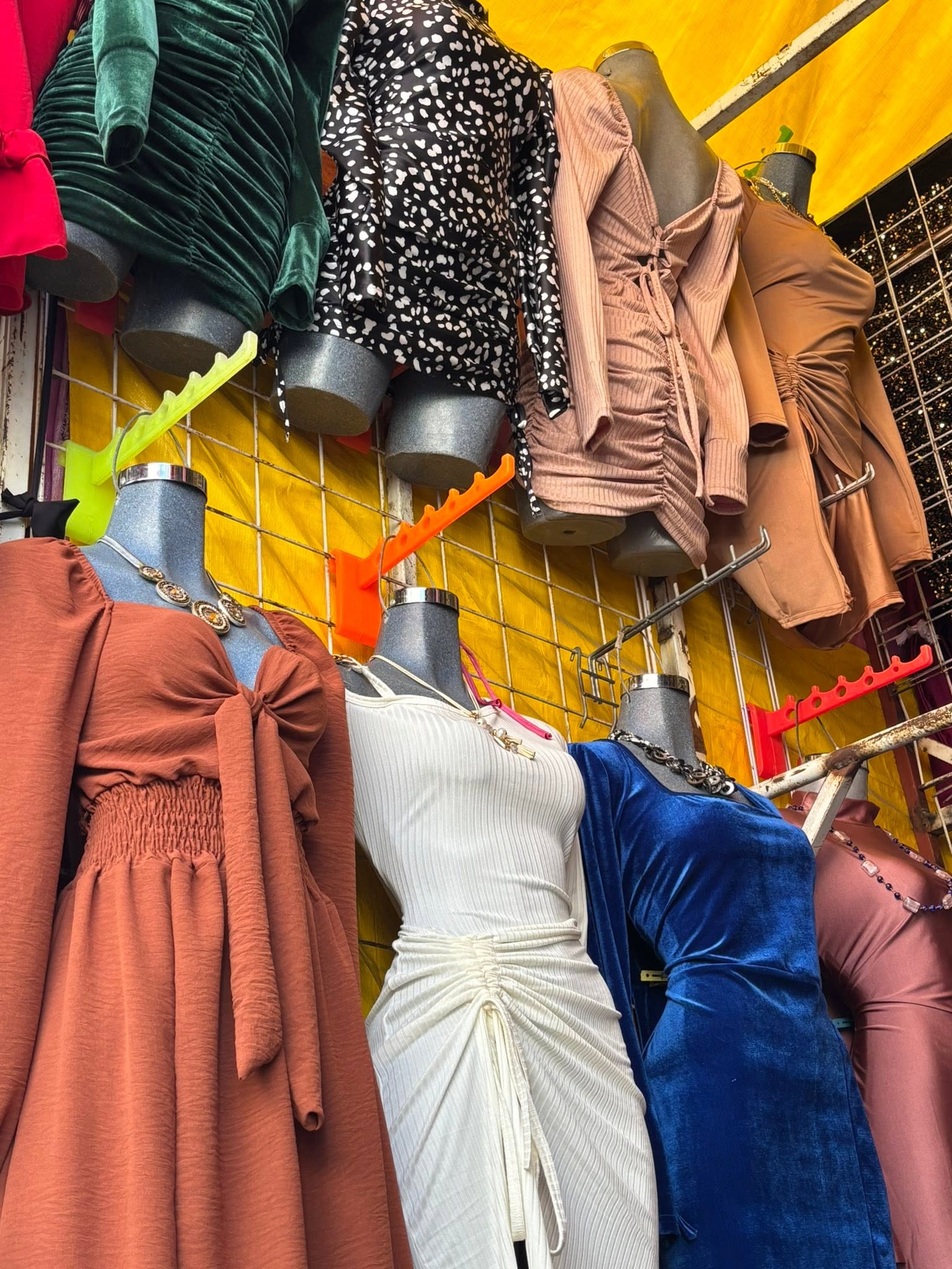 Vestido midi canalé cruzado con nudo y abertura