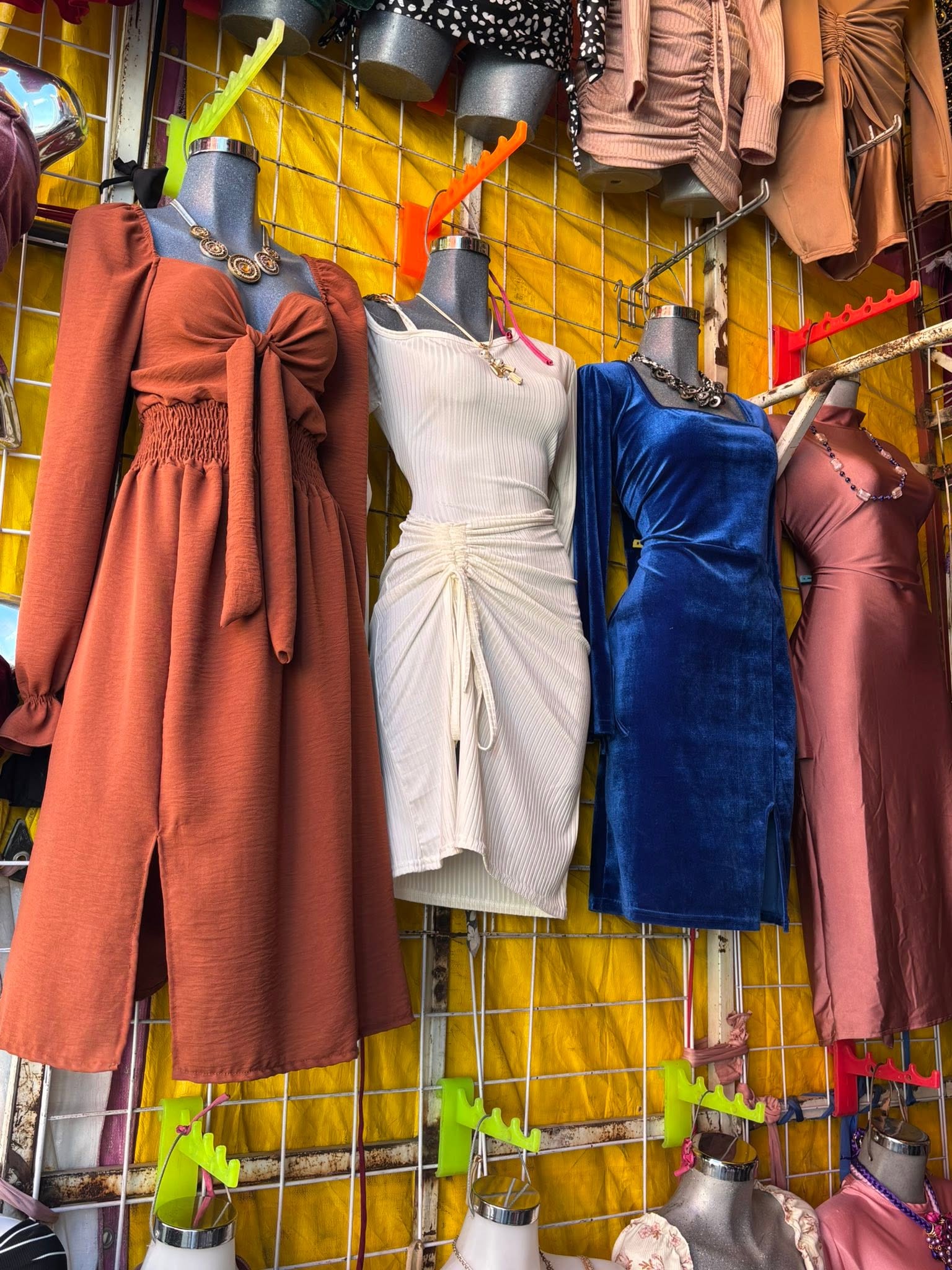 Vestido midi de terciopelo con escote cuadrado y manga larga