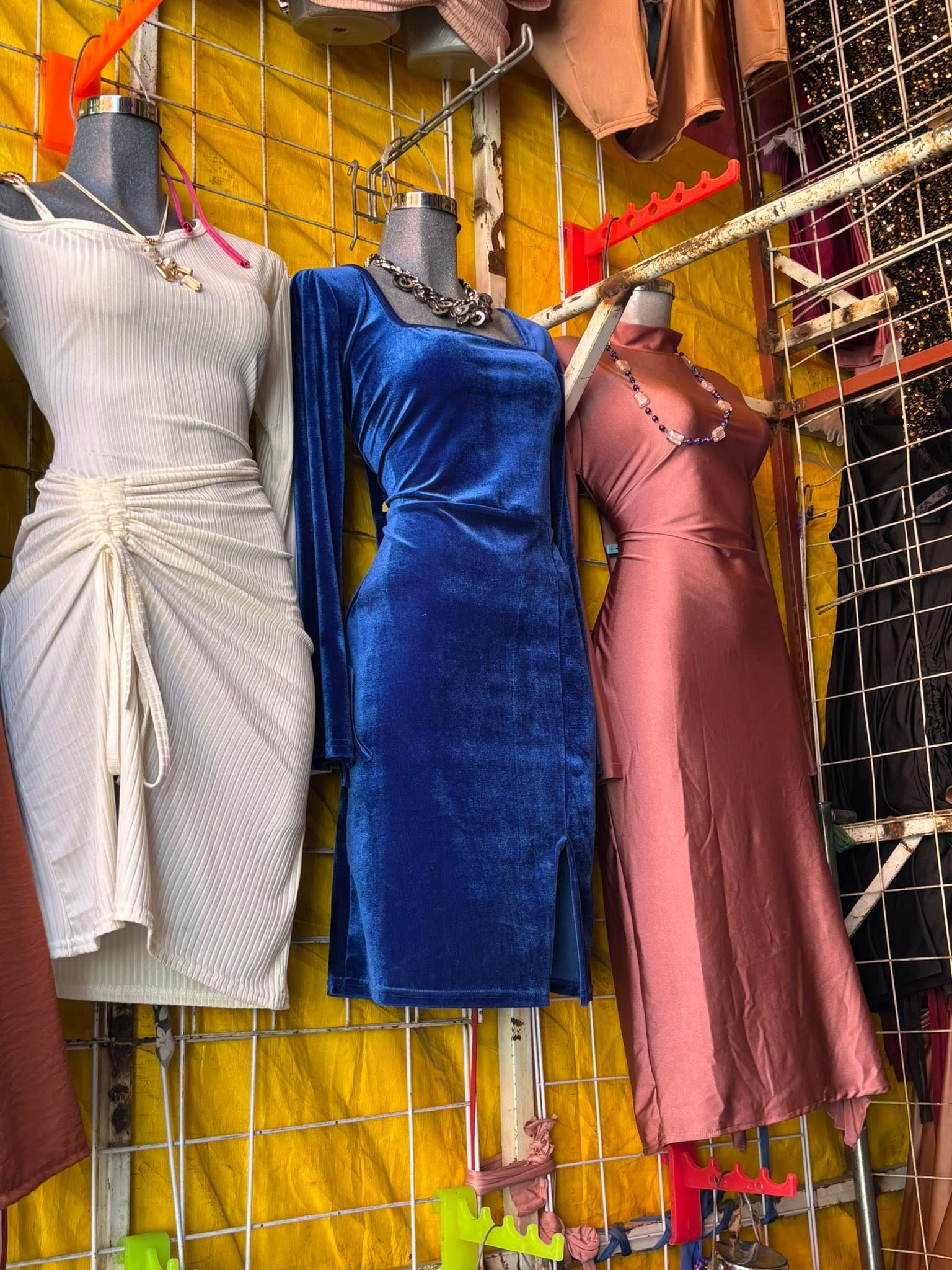 Vestido midi canalé cruzado con nudo y abertura