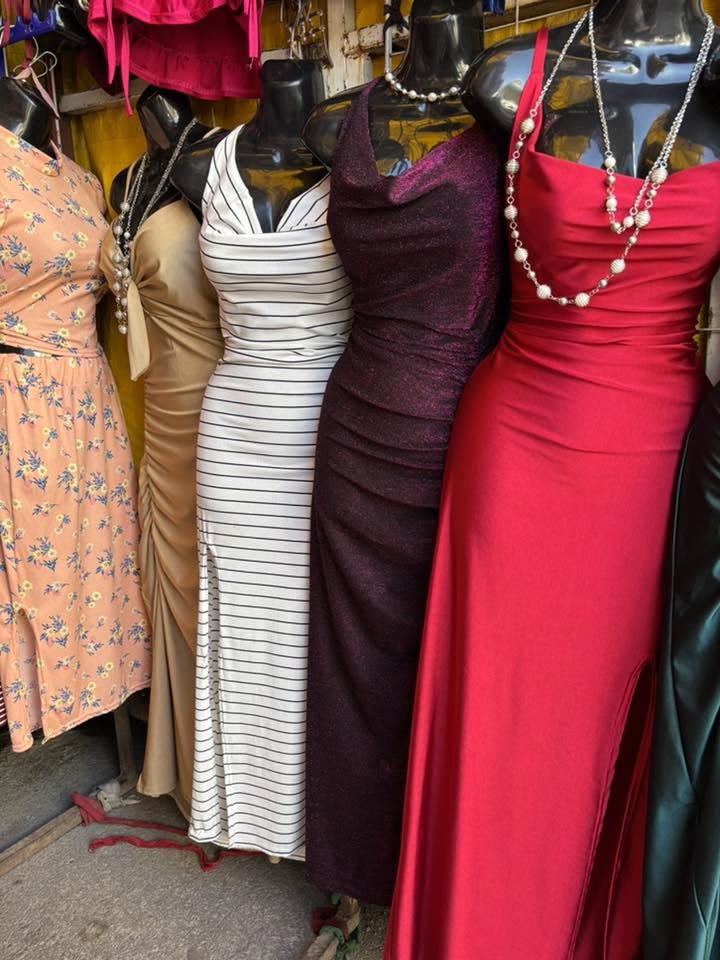 Vestido largo de rayas con tirantes y escote cuadrado