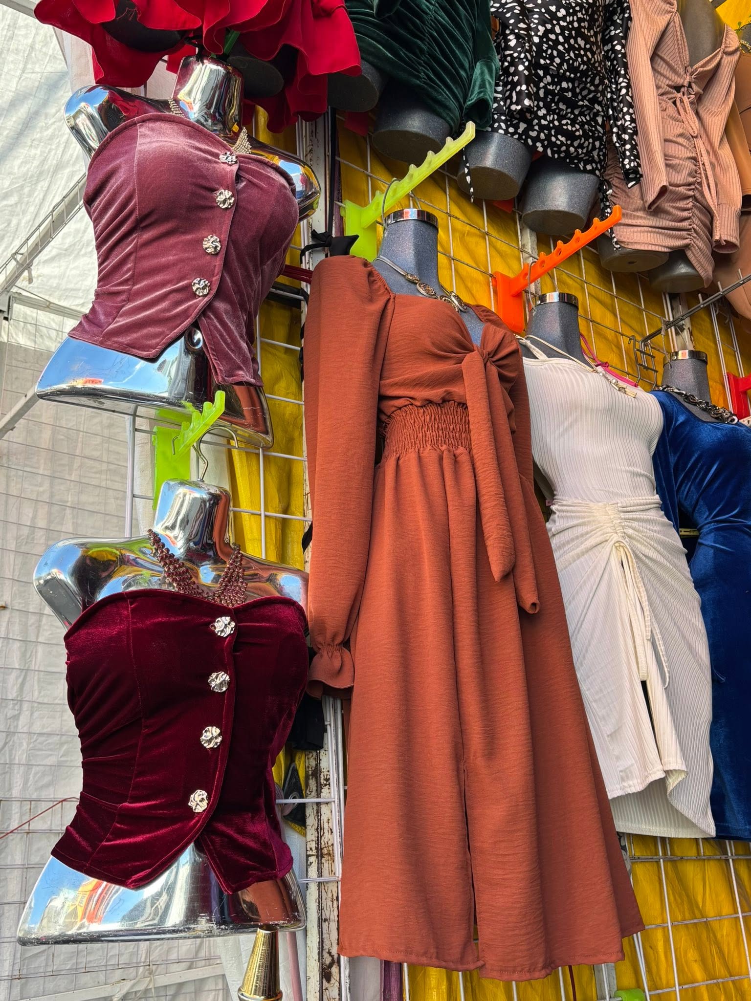 Vestido midi con escote V, moño al frente, manga larga y abertura