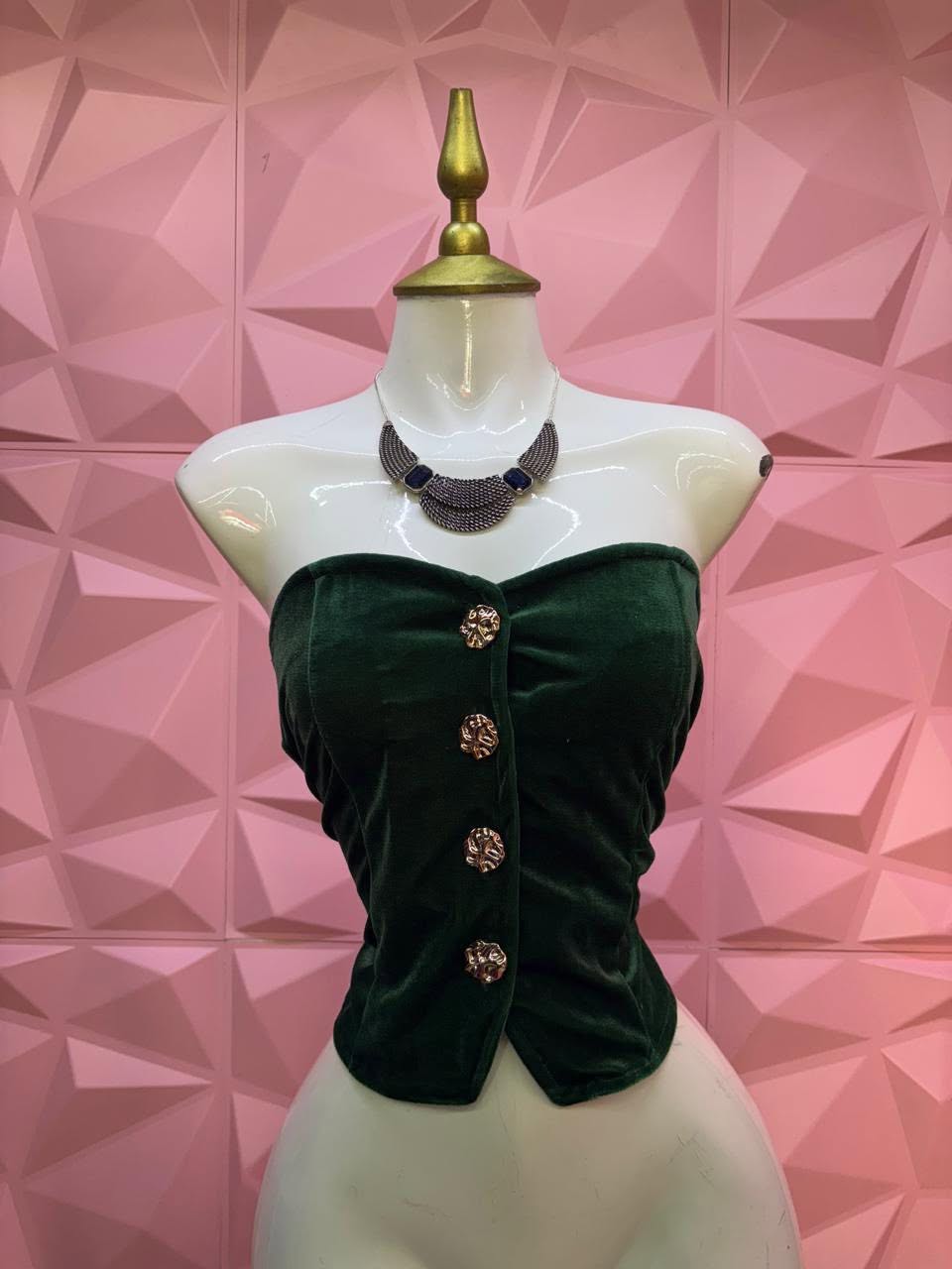 Top strapless de terciopelo con botones de joya