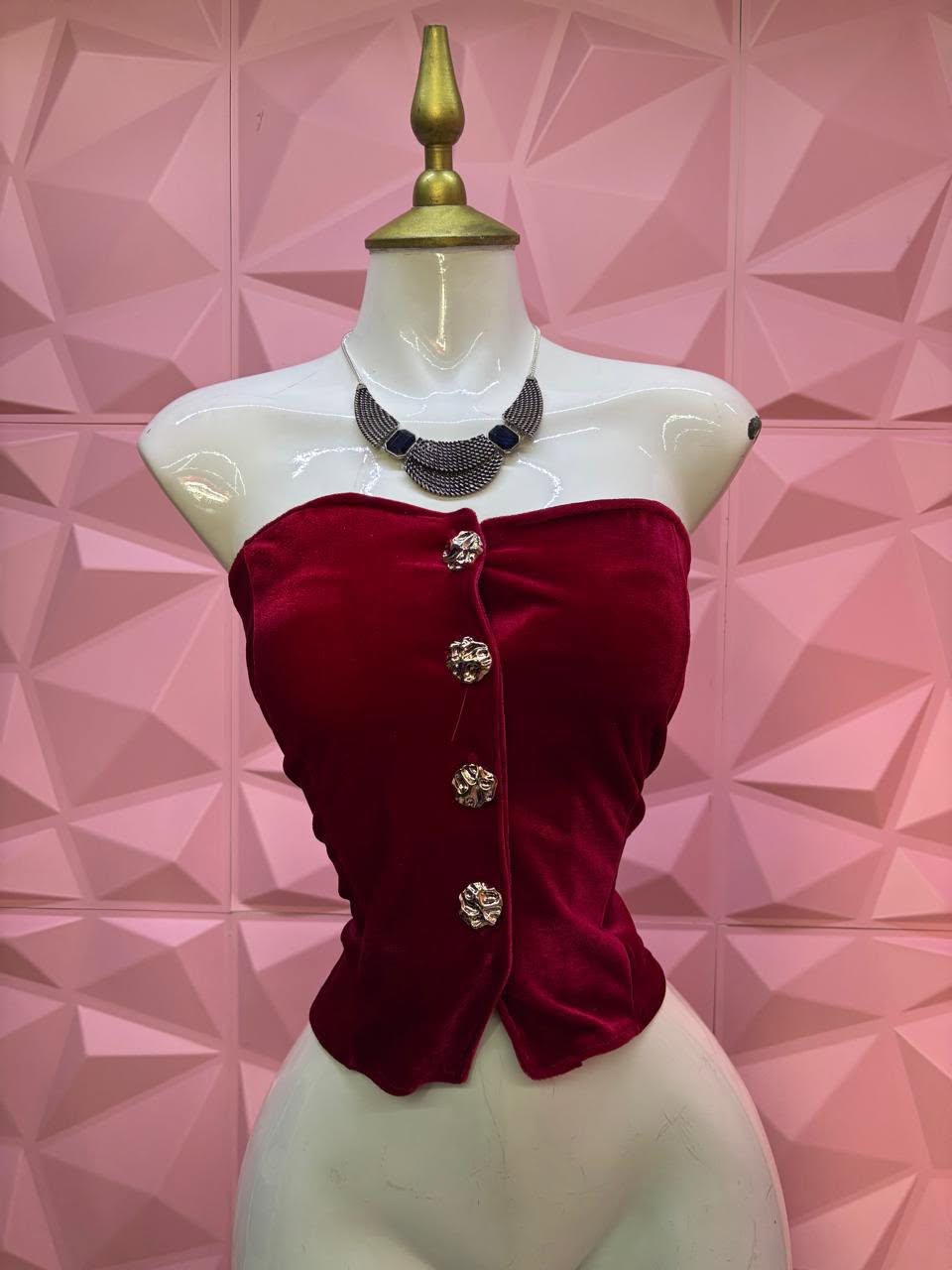 Top strapless de terciopelo con botones de joya
