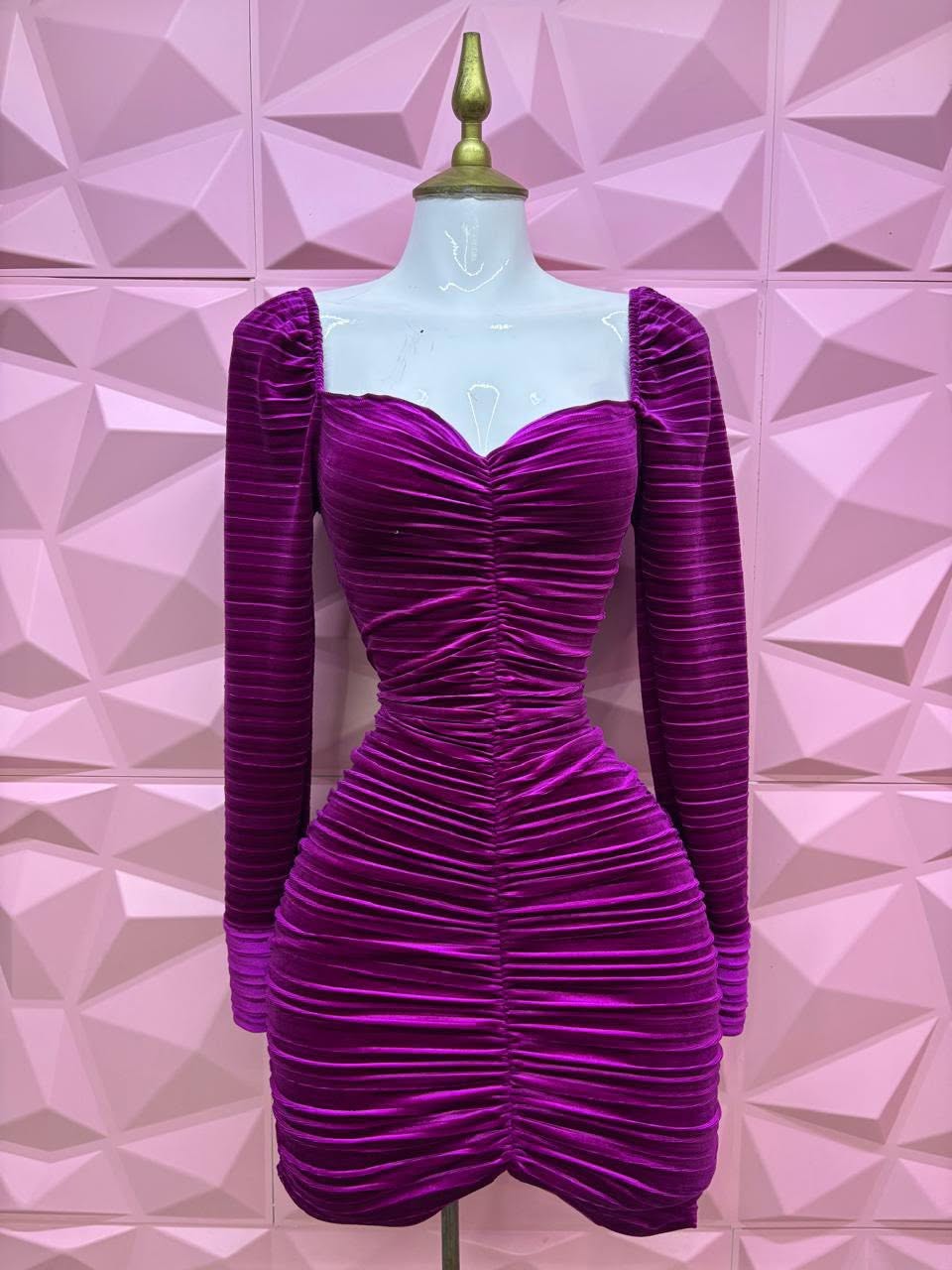 Vestido corto de terciopelo fruncido con manga larga y espalda de agujetas