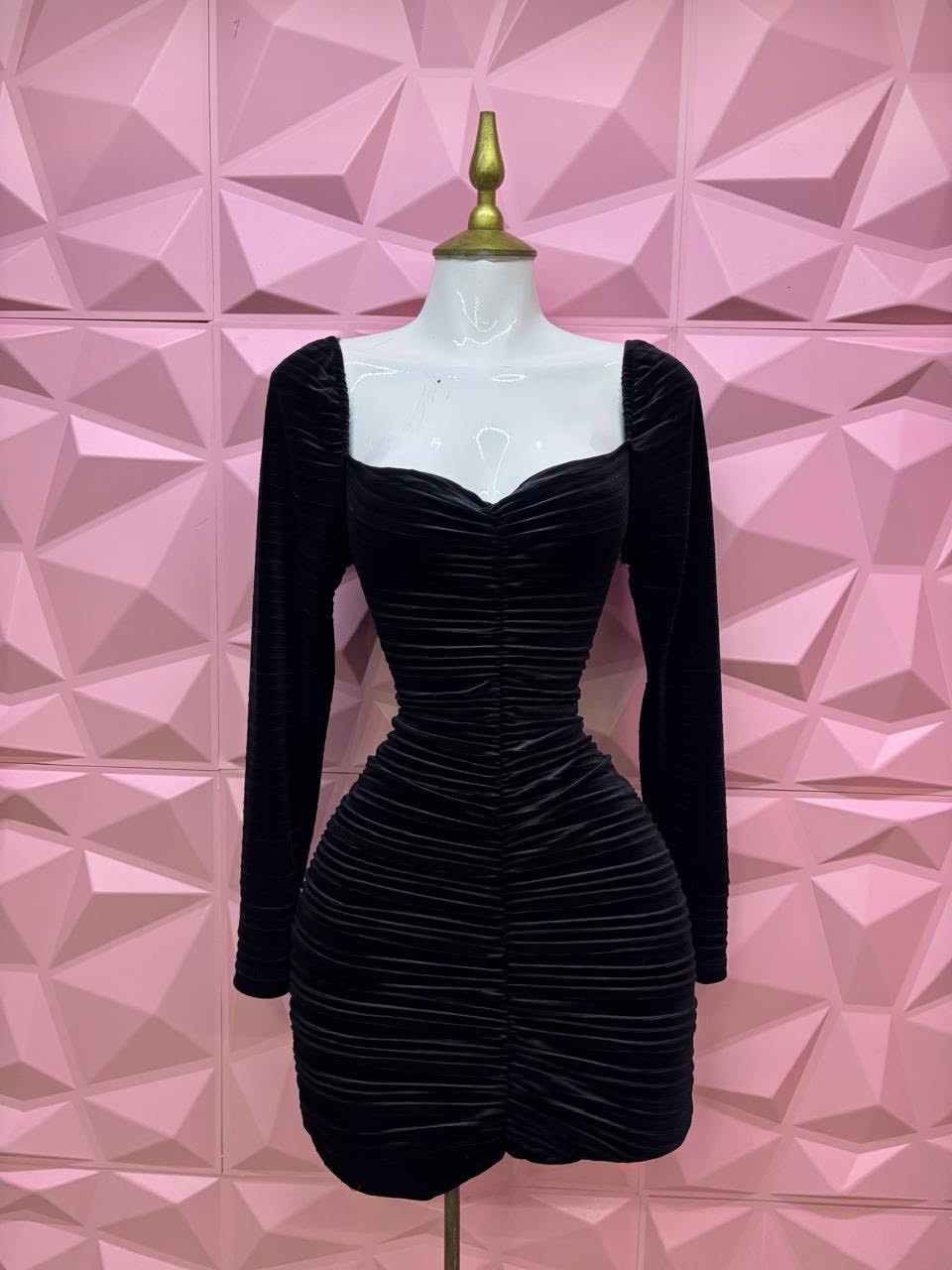 Vestido corto de terciopelo fruncido con manga larga y espalda de agujetas