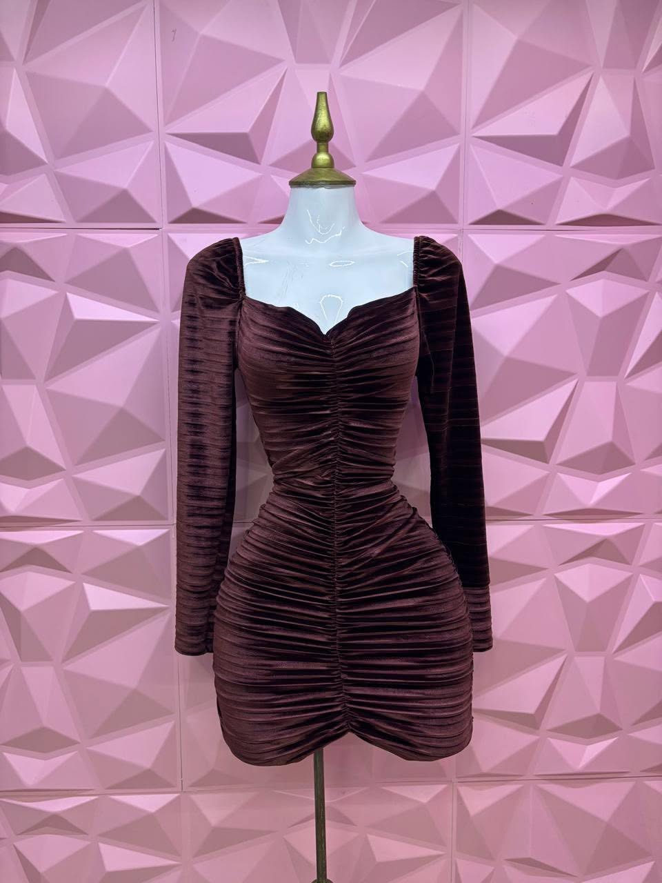 Vestido corto de terciopelo fruncido con manga larga y espalda de agujetas