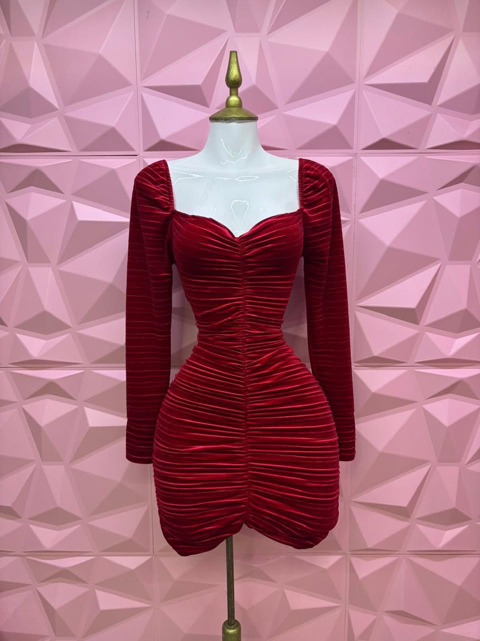 Vestido corto de terciopelo fruncido con manga larga y espalda de agujetas