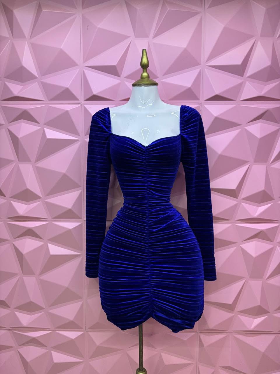 Vestido corto de terciopelo fruncido con manga larga y espalda de agujetas
