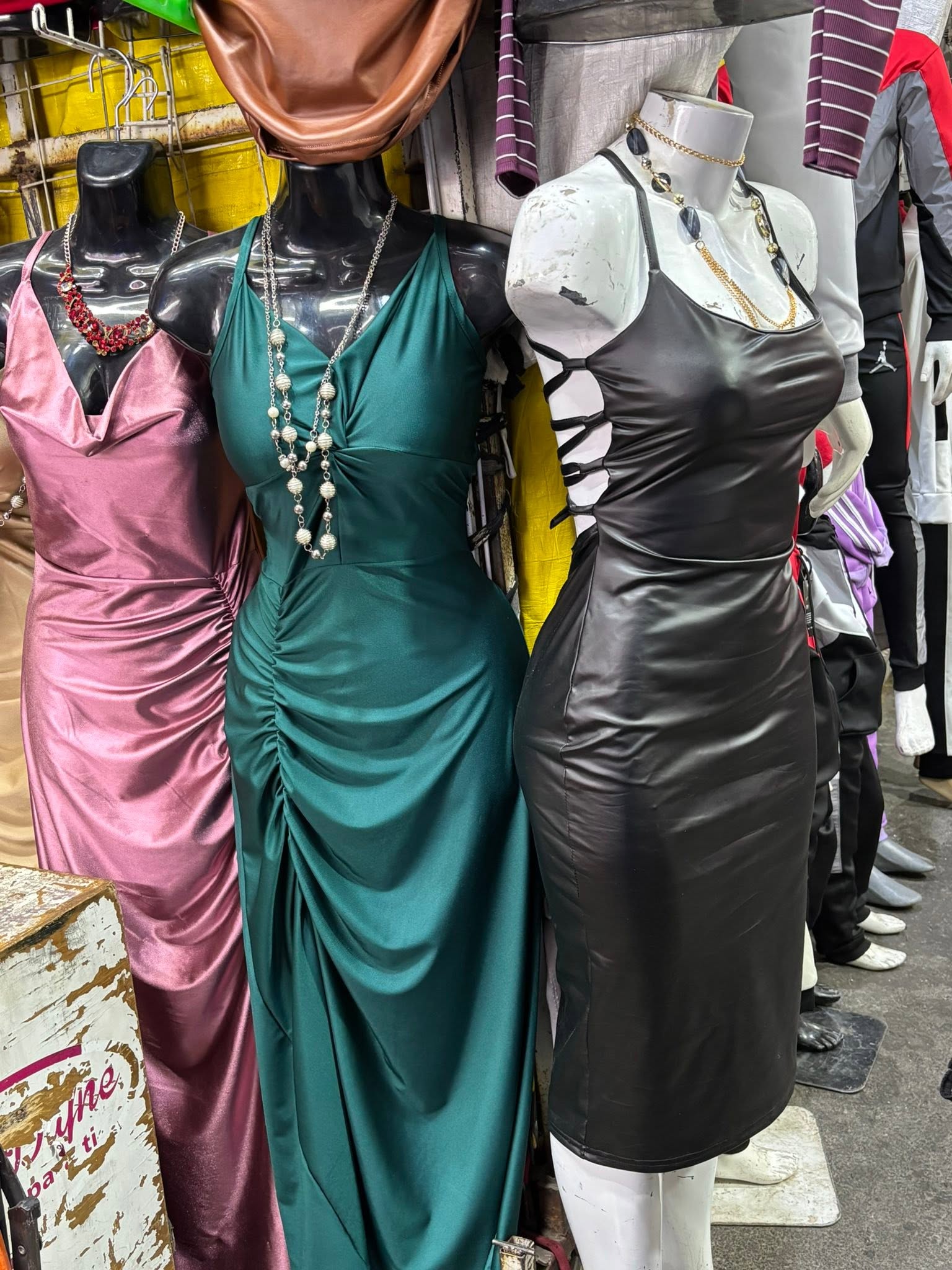 Vestido midi de piel sintética con tirantes