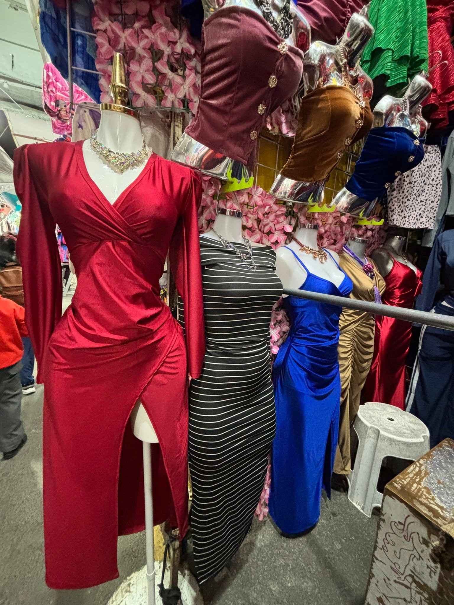 Vestido midi satinado cruzado con manga larga y abertura