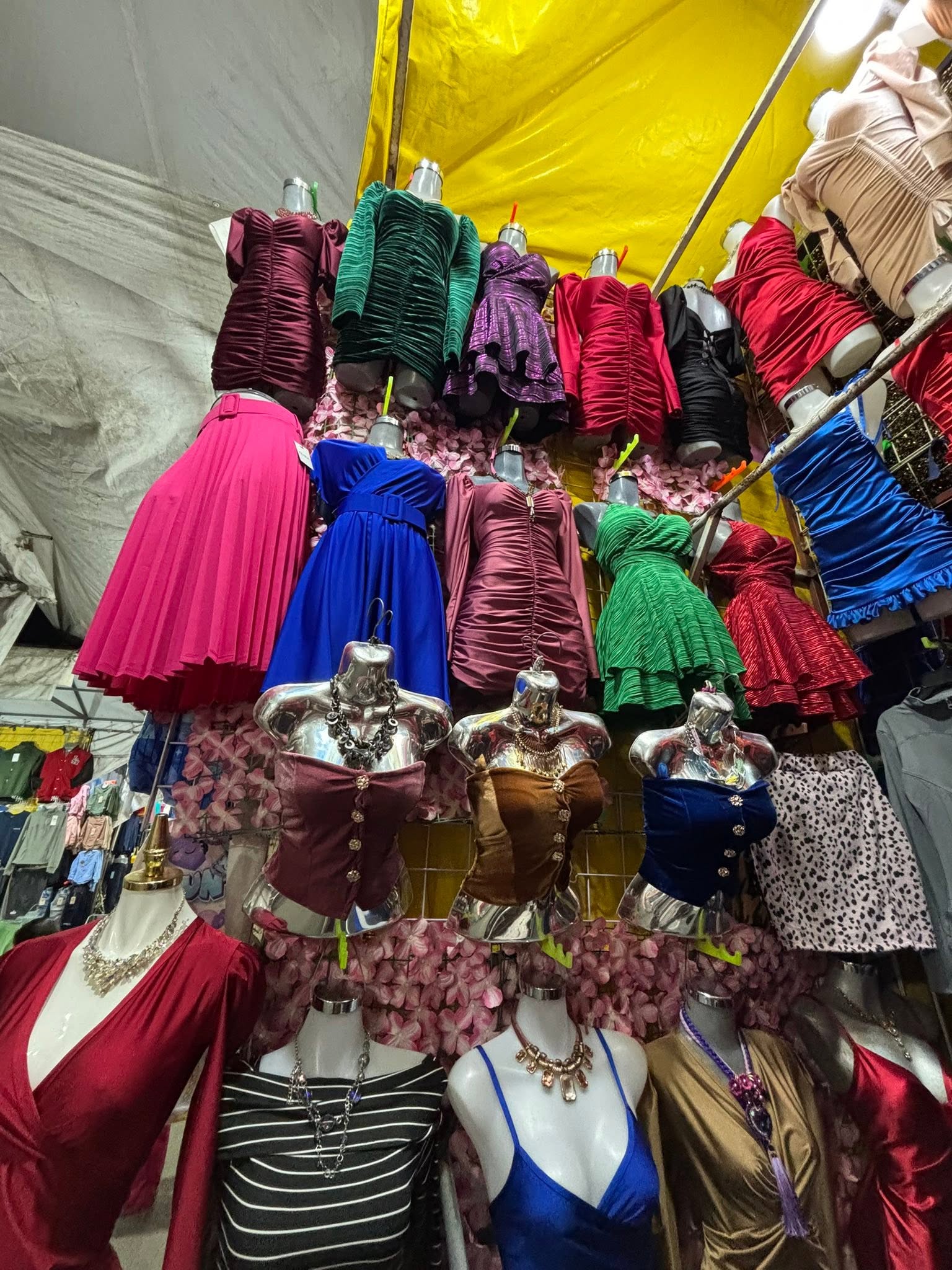 Vestido midi satinado cruzado con cinturón y manga corta abullonada