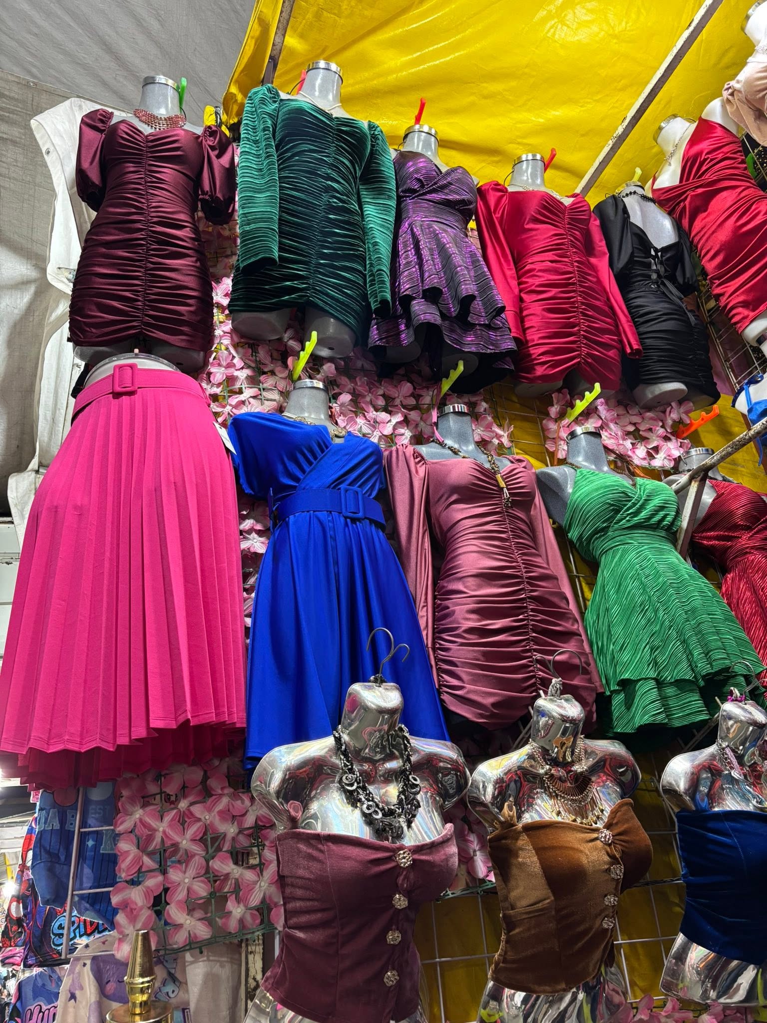 Vestido midi satinado cruzado con cinturón y manga corta abullonada
