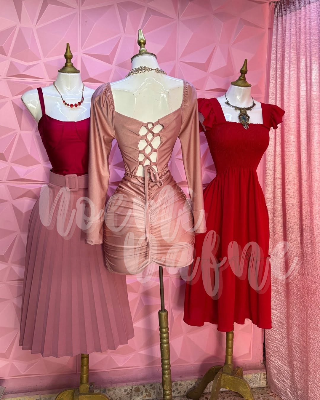 Vestido corto satinado tipo corset con agujetas y manga larga