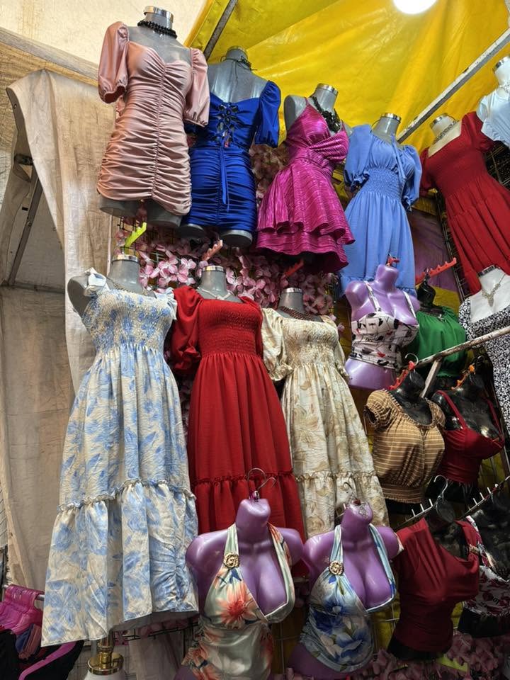 Vestido largo floral de tirantes con olanes