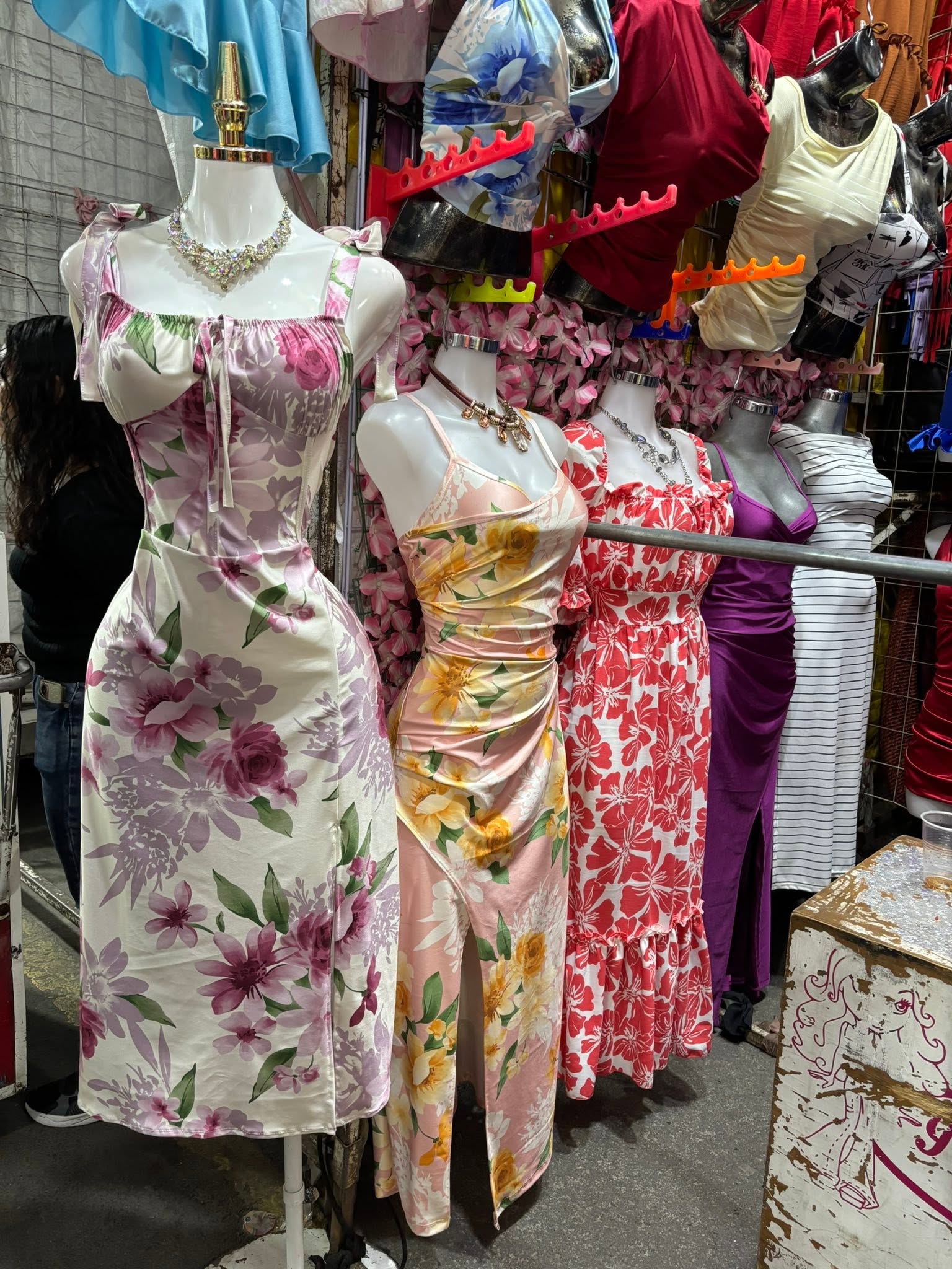 Vestido midi satinado floral de tirantes con abertura