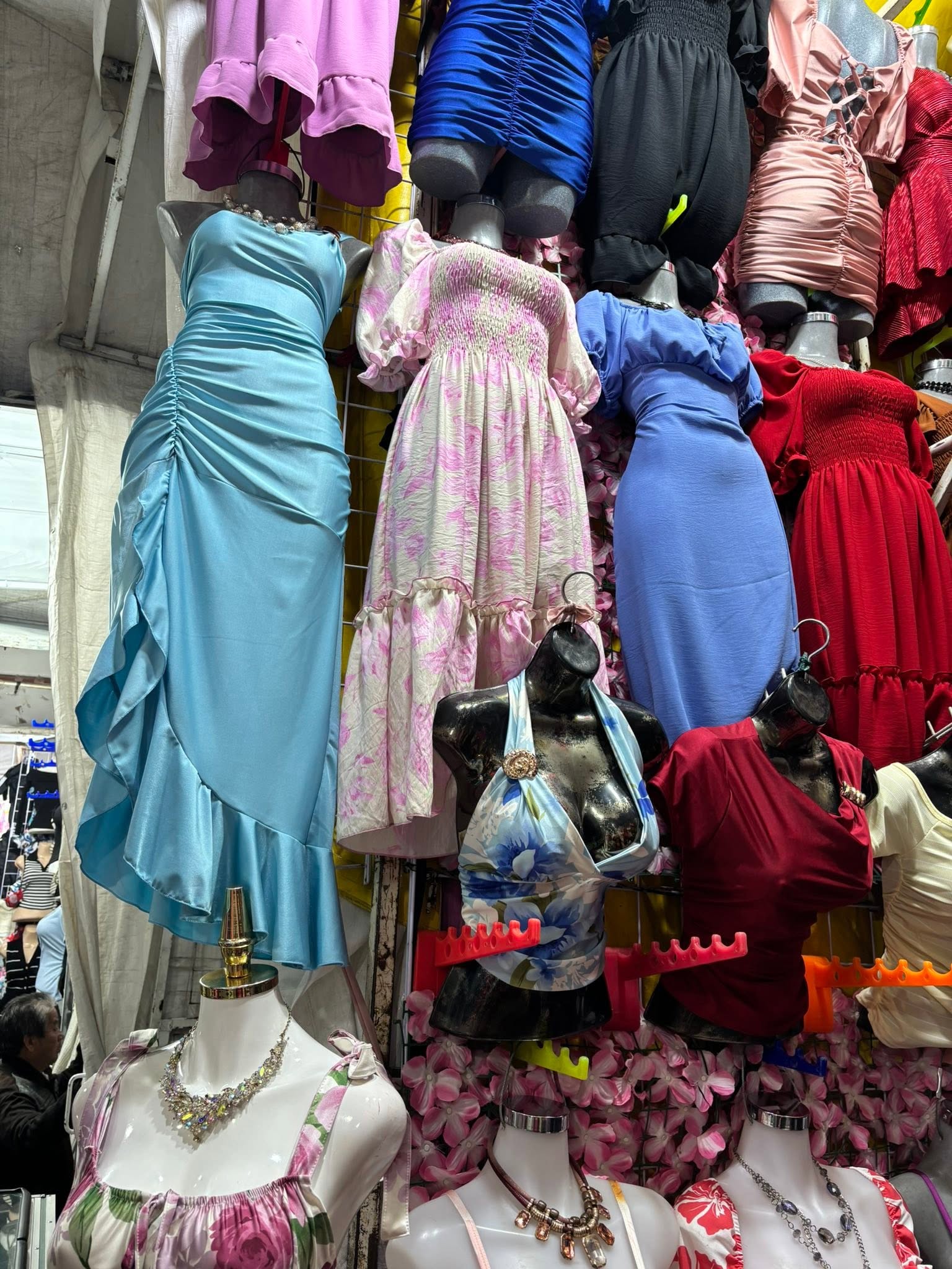 Vestido satinado de un hombro con olán asimétrico
