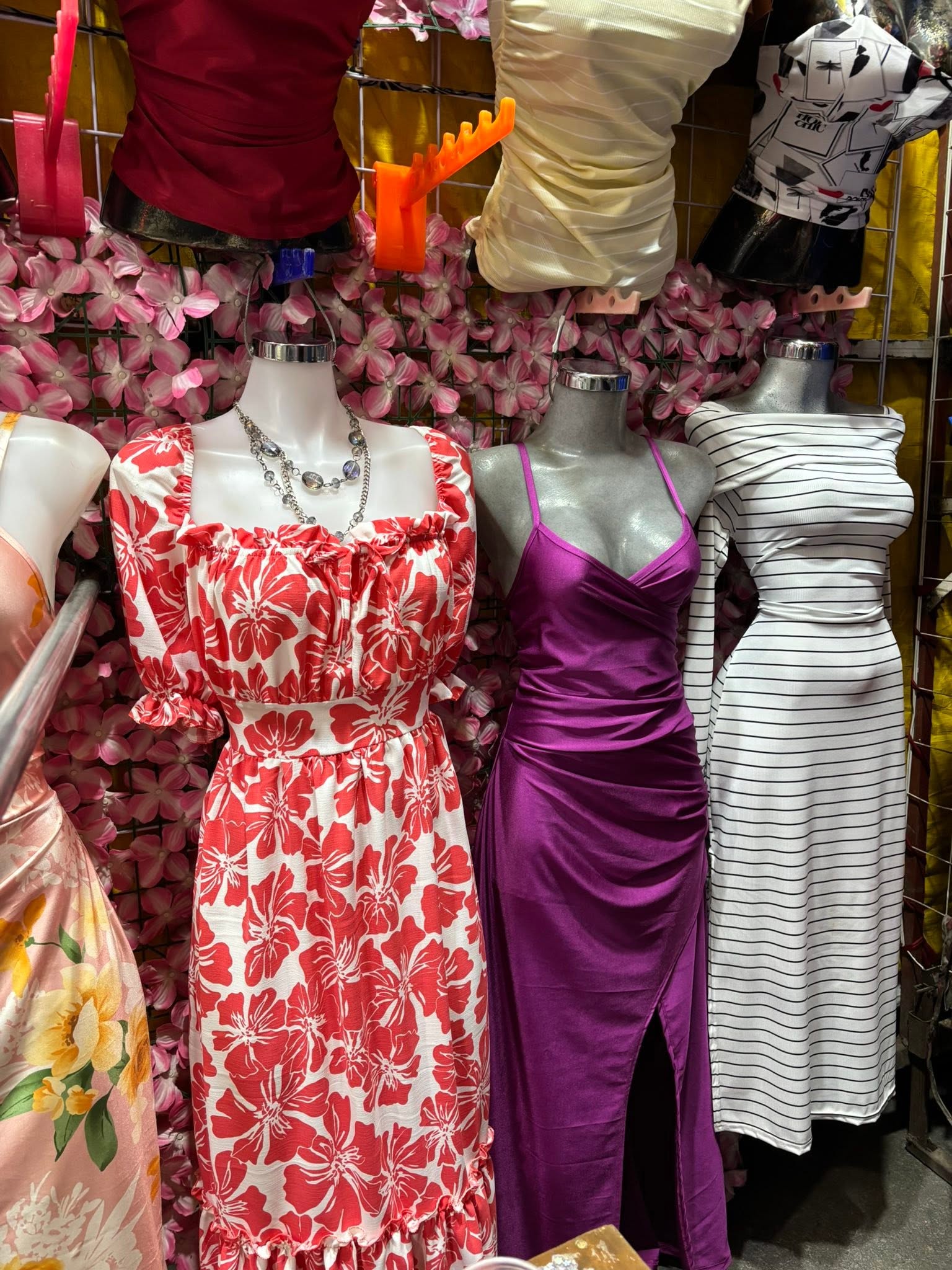 Vestido midi floral rojo con escote cuadrado y manga corta