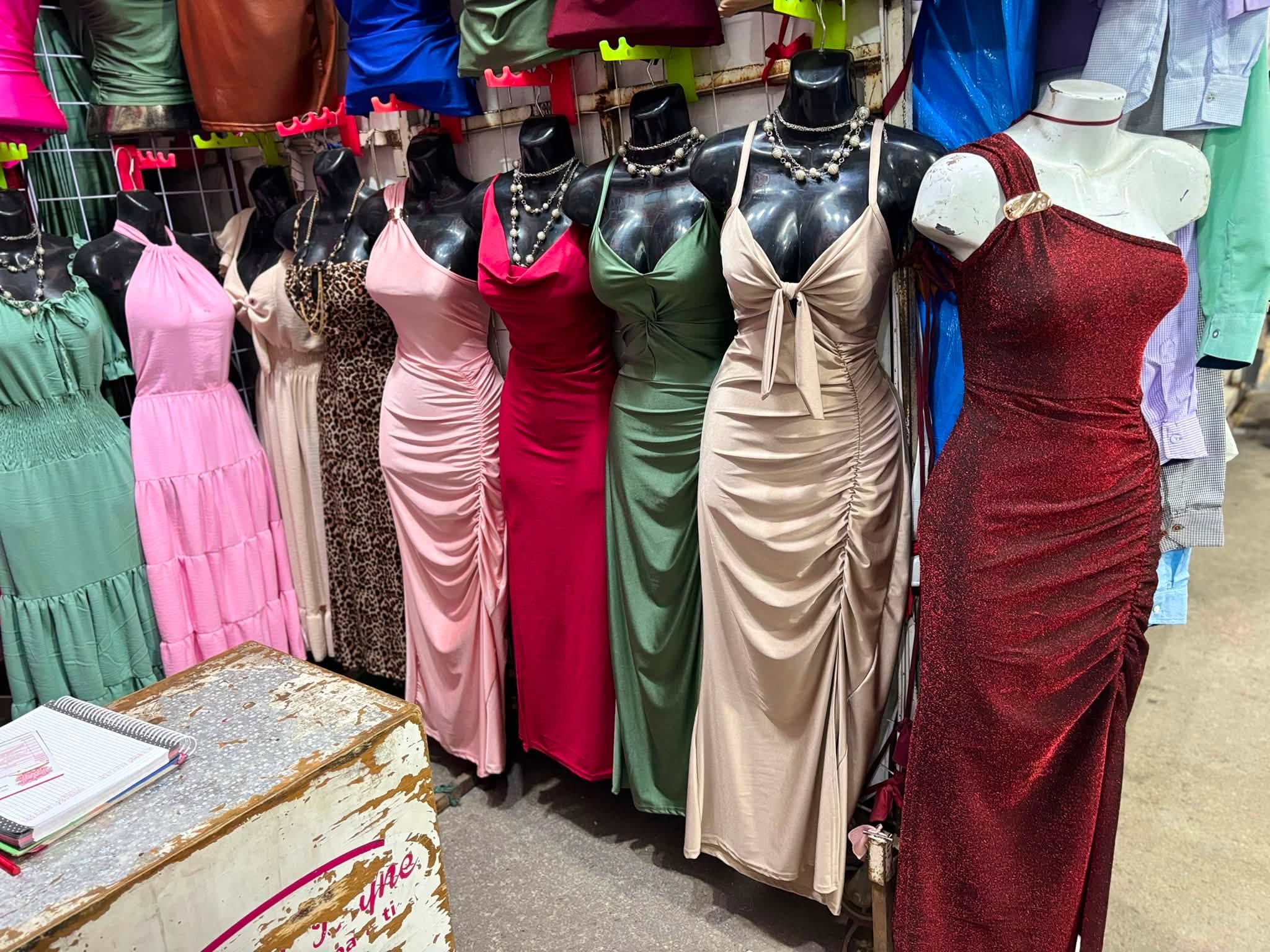 Vestido largo escalonado con olanes