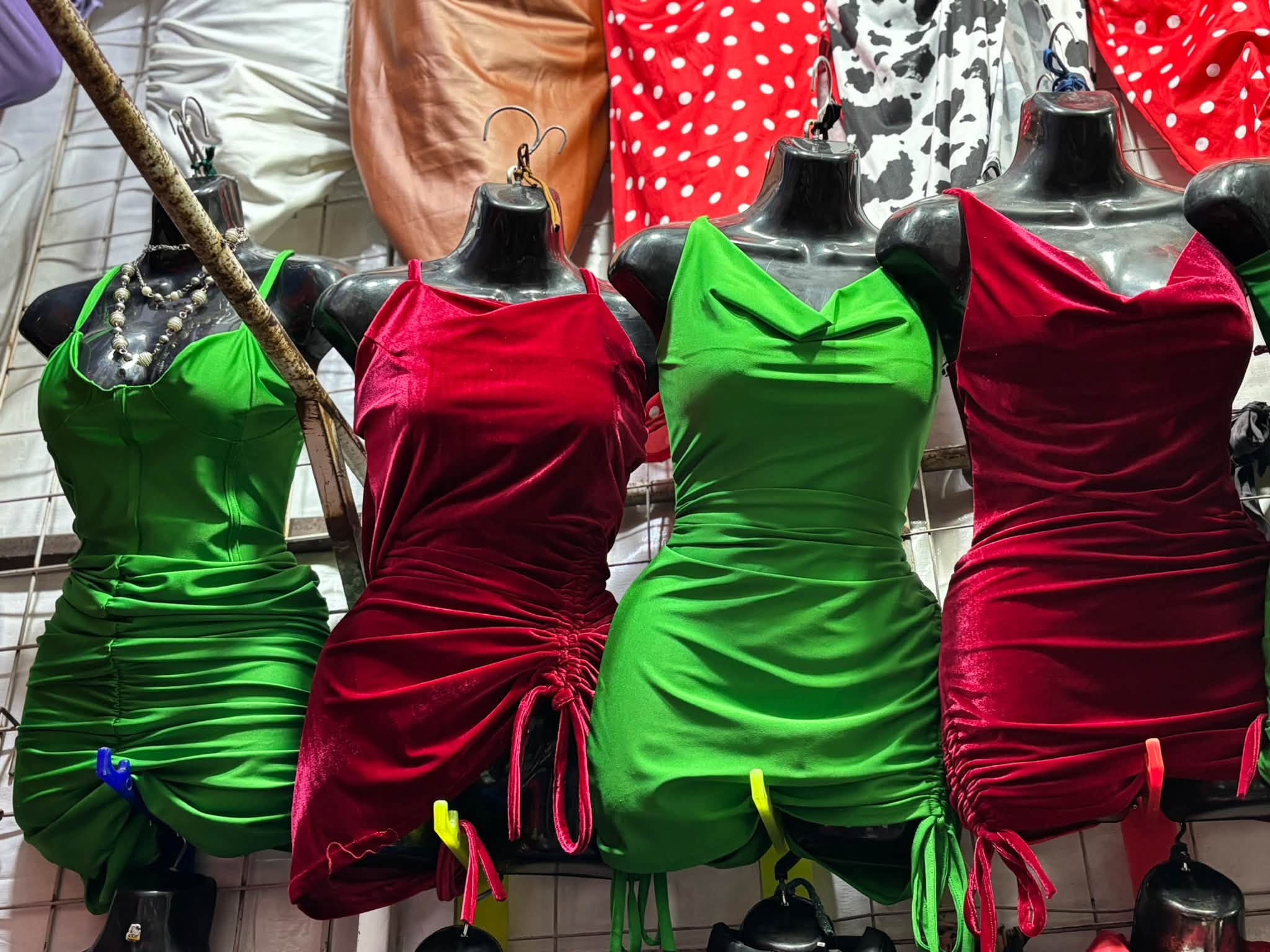 Vestido corto satinado con escote caído y lazos laterales