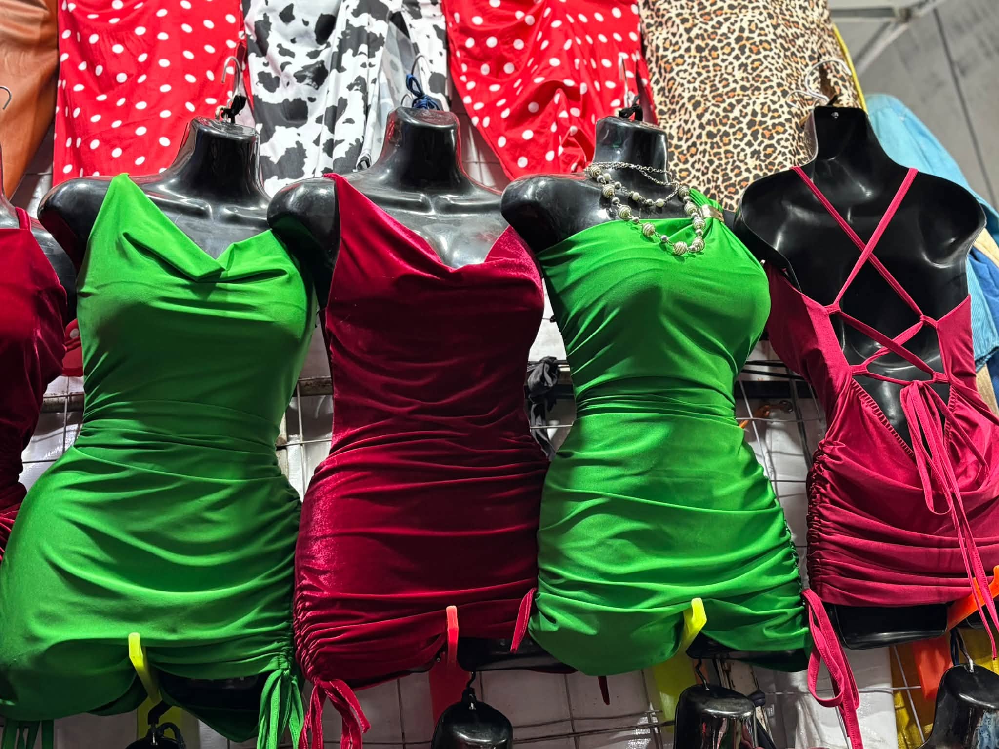 Vestido corto satinado con escote caído y lazos laterales