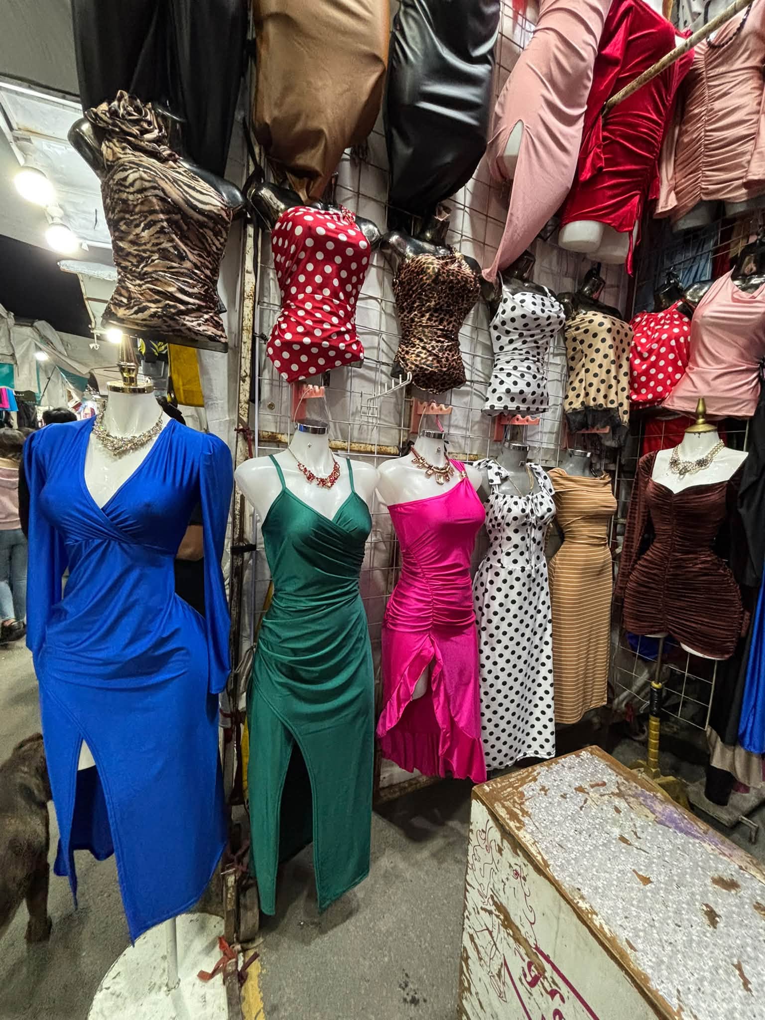Vestido midi de lunares con tirantes anudados y abertura