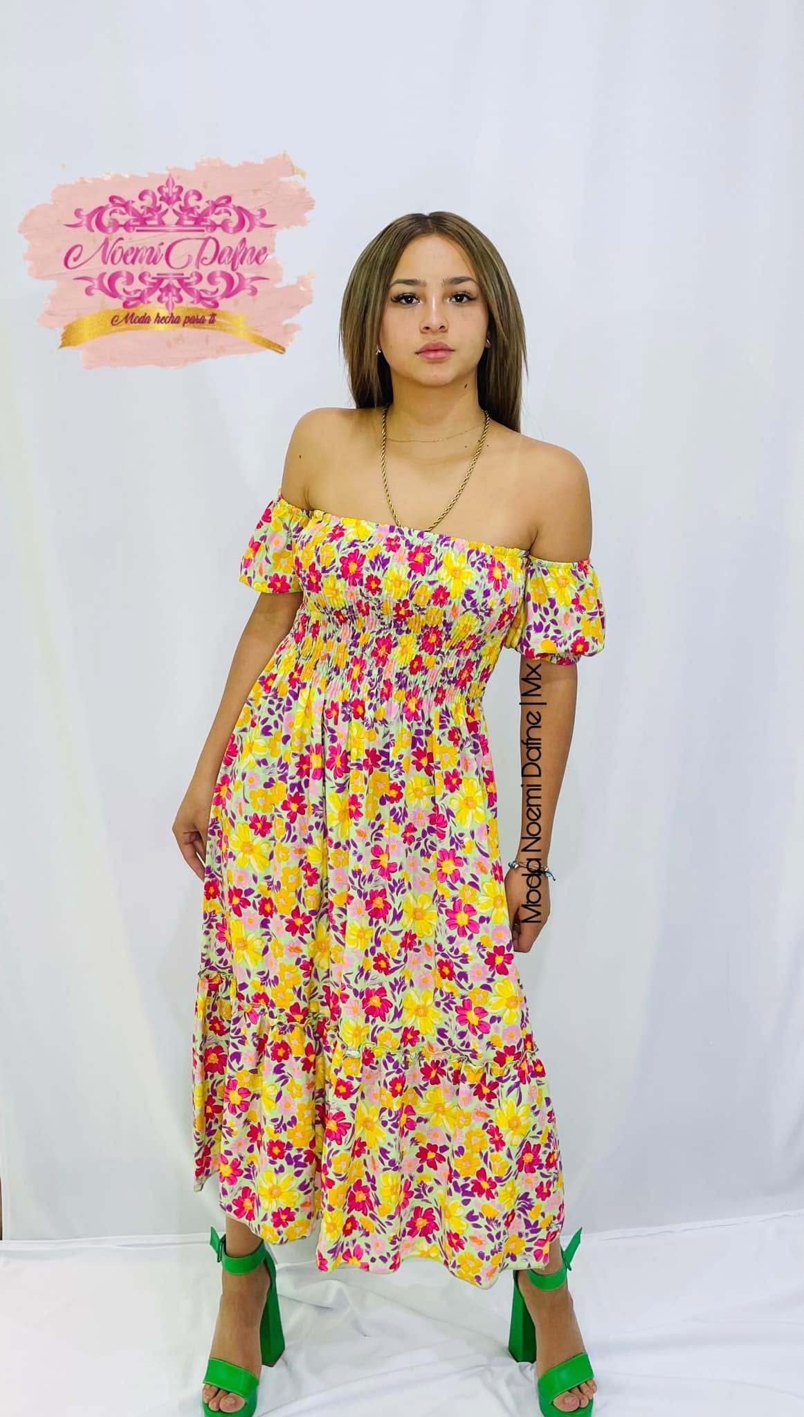 Vestido largo campesino con smock y falda escalonada