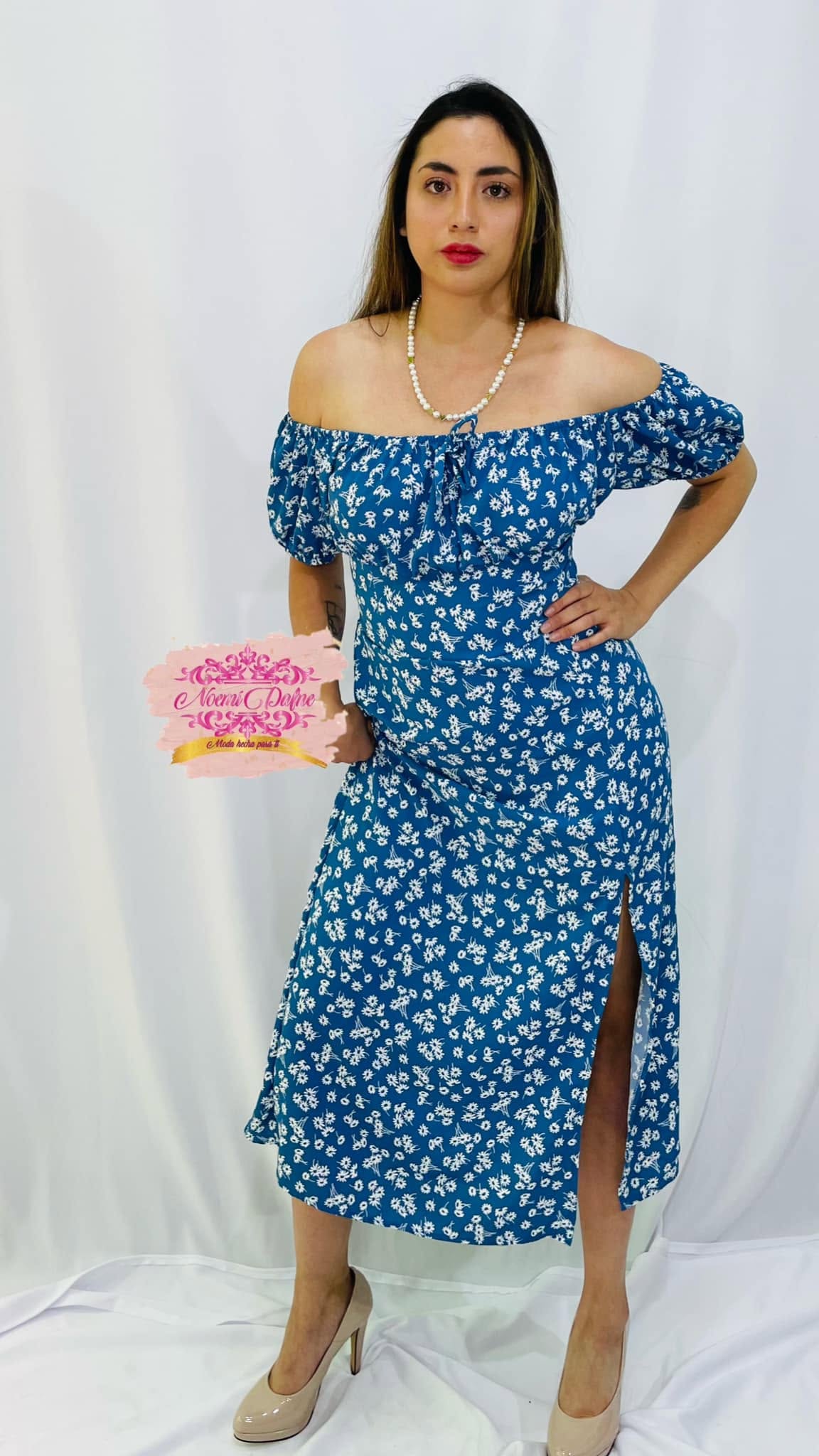 Vestido midi campesino de hombros descubiertos con abertura