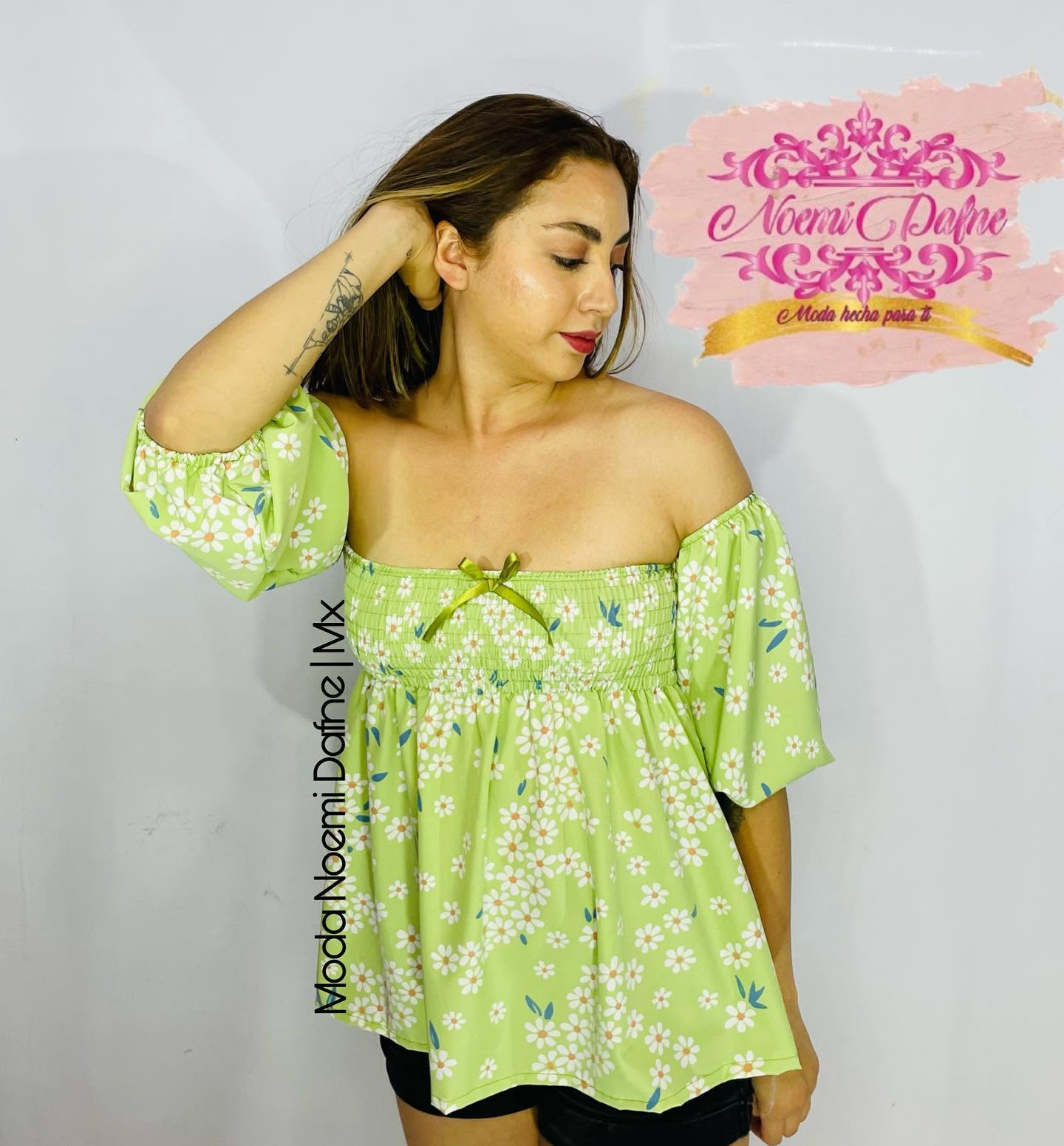 Blusa tipo bata de hombros descubiertos con moño estampado floral