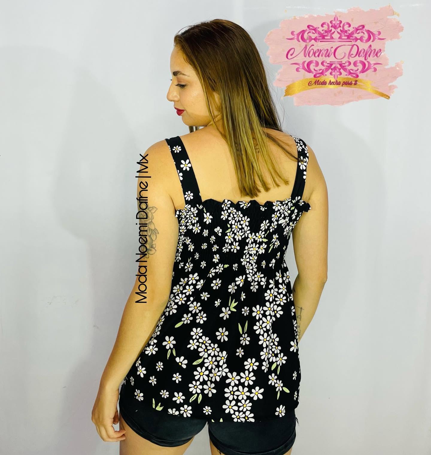 Blusa tipo bata de tirantes con botones estampado floral