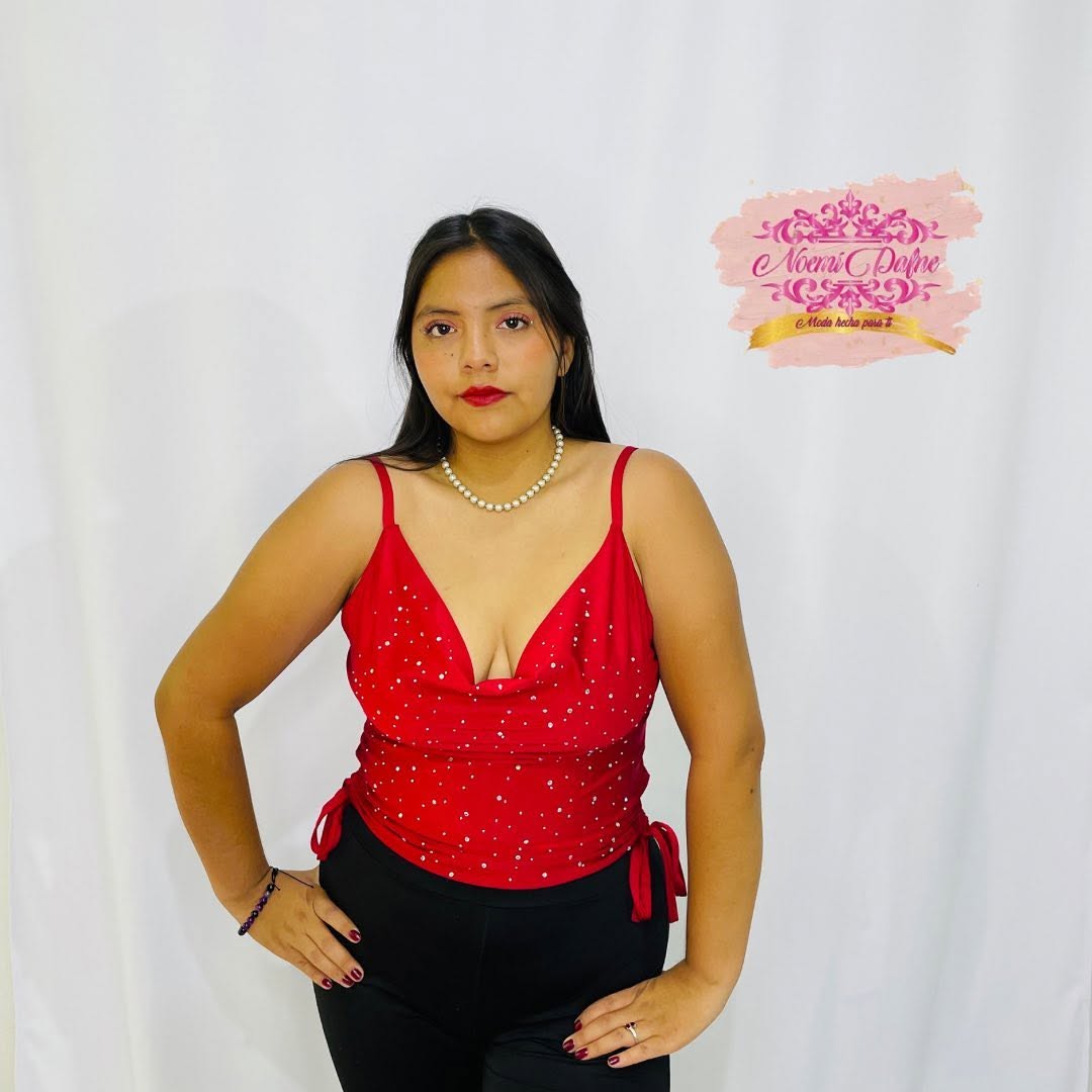 Blusa holgada de tirantes con escote drapeado y amarres