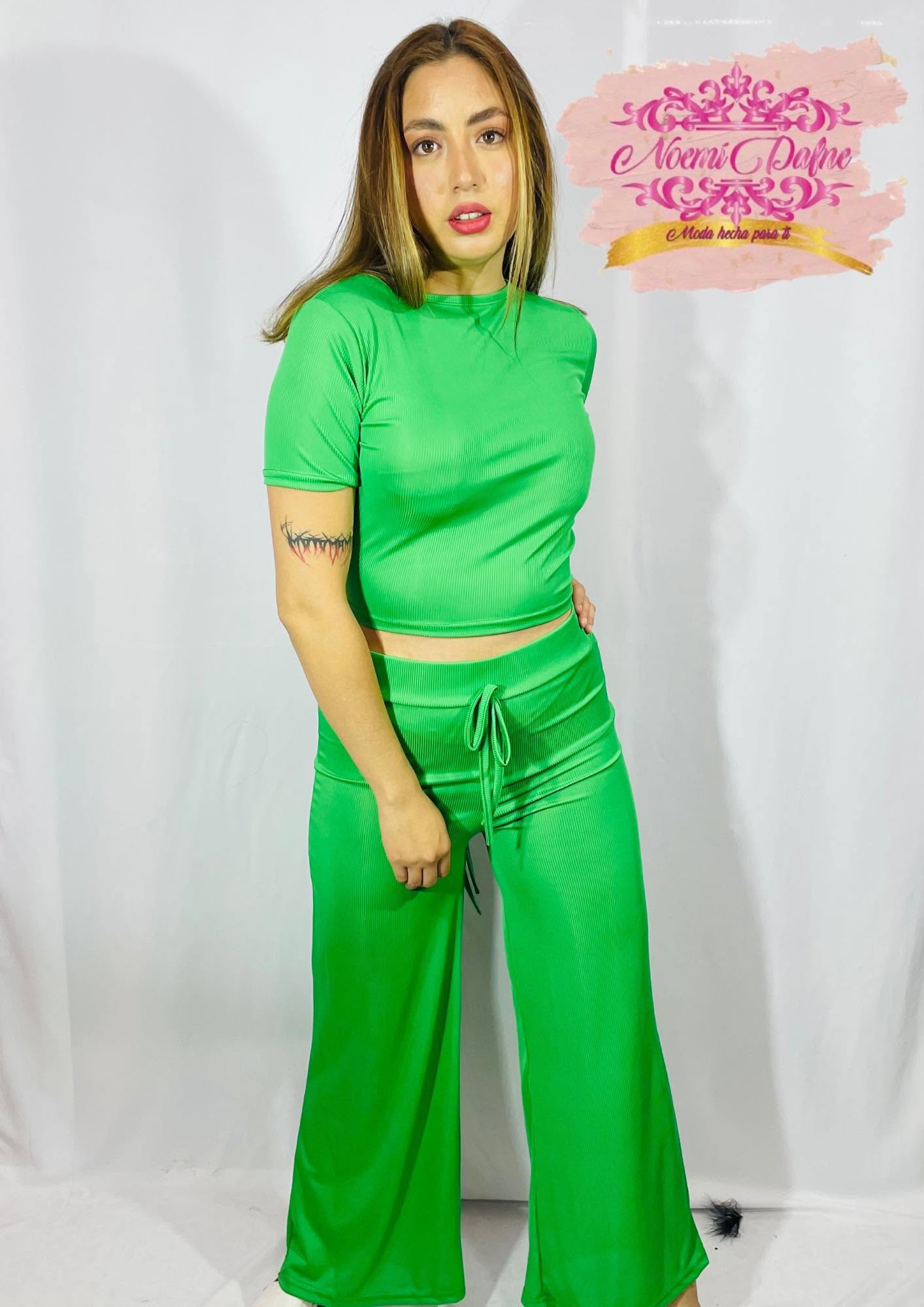 Conjunto de top con espalda abierta y pantalón amplio con jareta